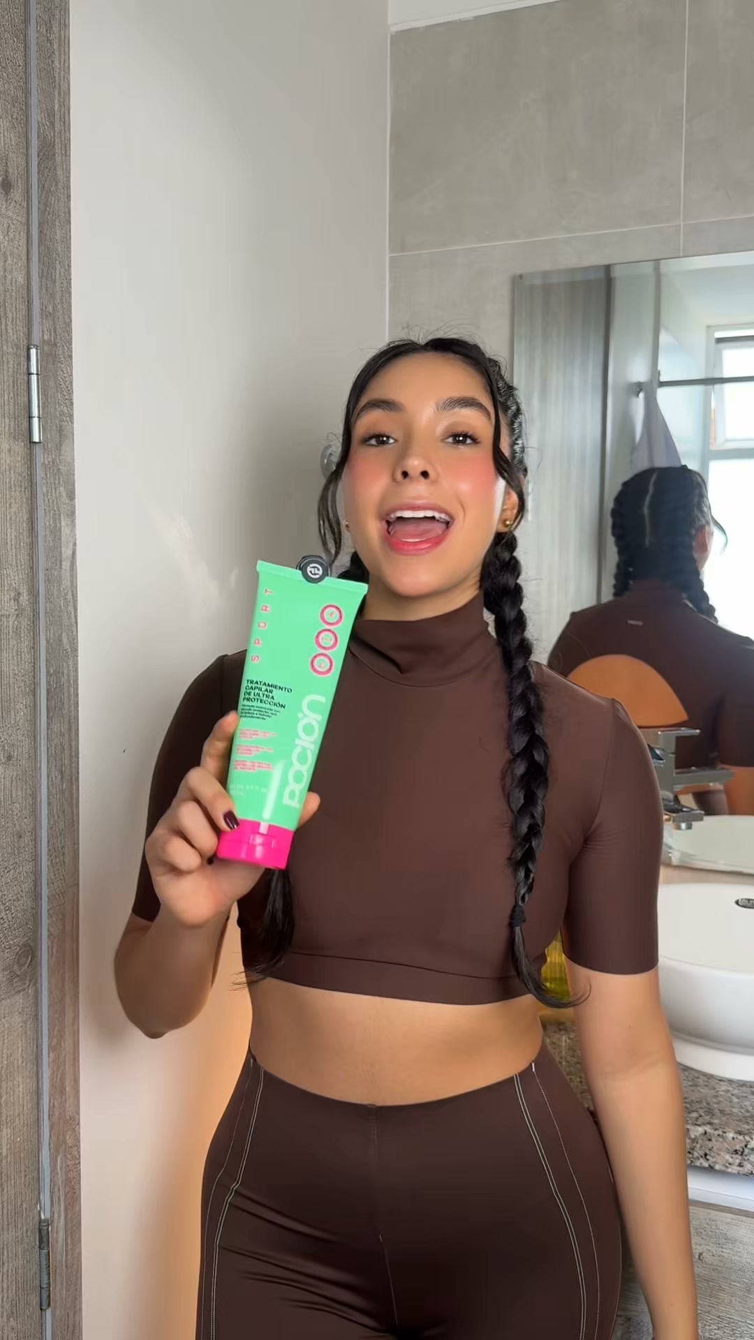 La Pocion Facebook ad: Tu cabello, tan fuerte como tu rutina