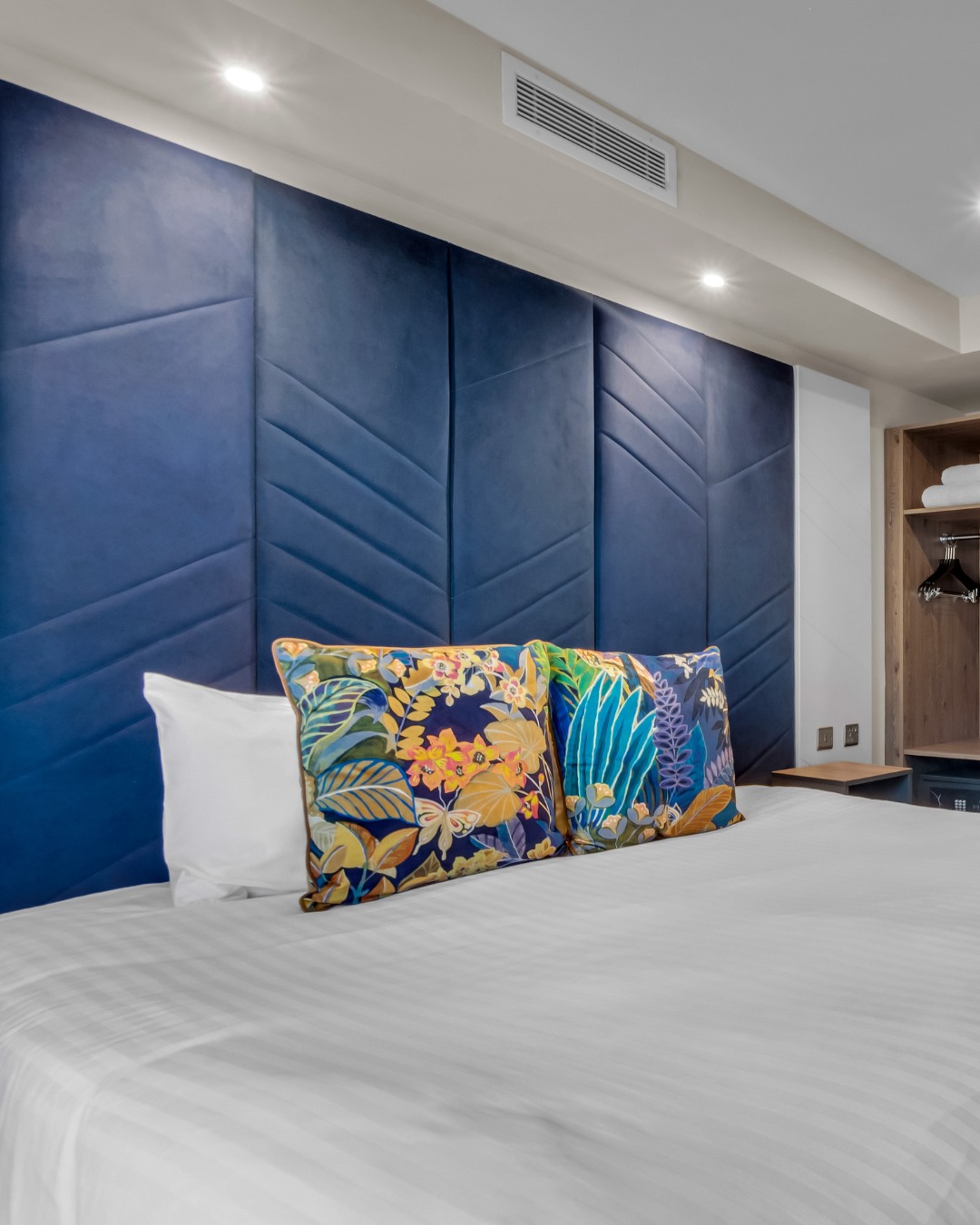 Roomzzz Aparthotels Facebook ad