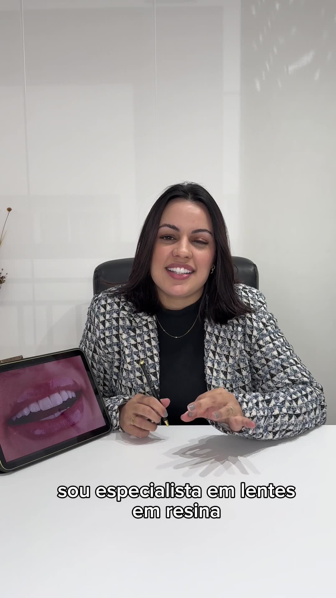 Dra. Ana Carolina Silva Facebook ad: Já pensou em ter o sorriso dos seus…