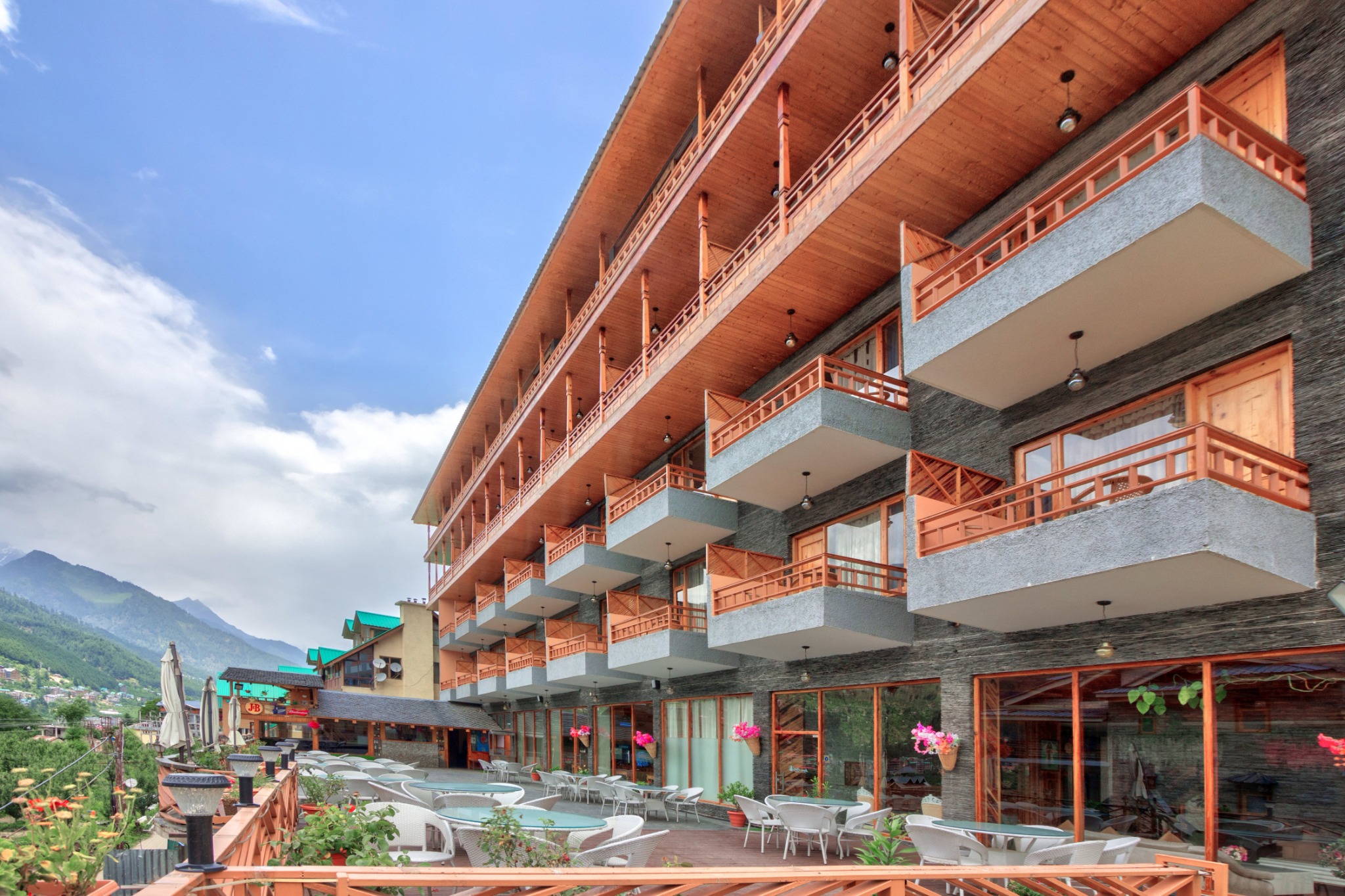 Snow Flakes Resort And Spa Centrally Heated Luxury Resort Facebook ad: Experience the charm of Manali with a stay…