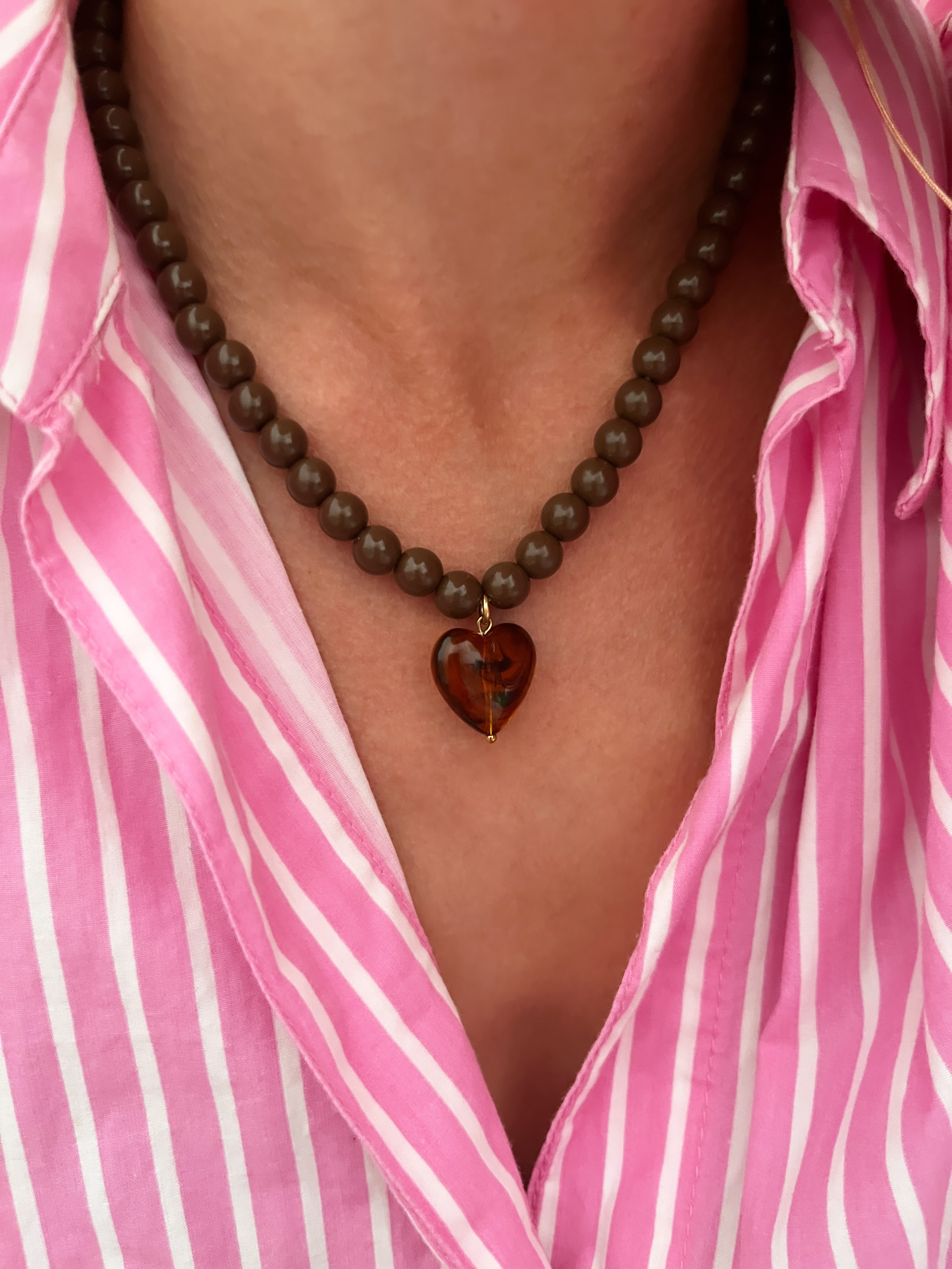 L'atelier 1988 Facebook ad: Paulette, le collier qui te ressemble. Des bijoux colorés…
