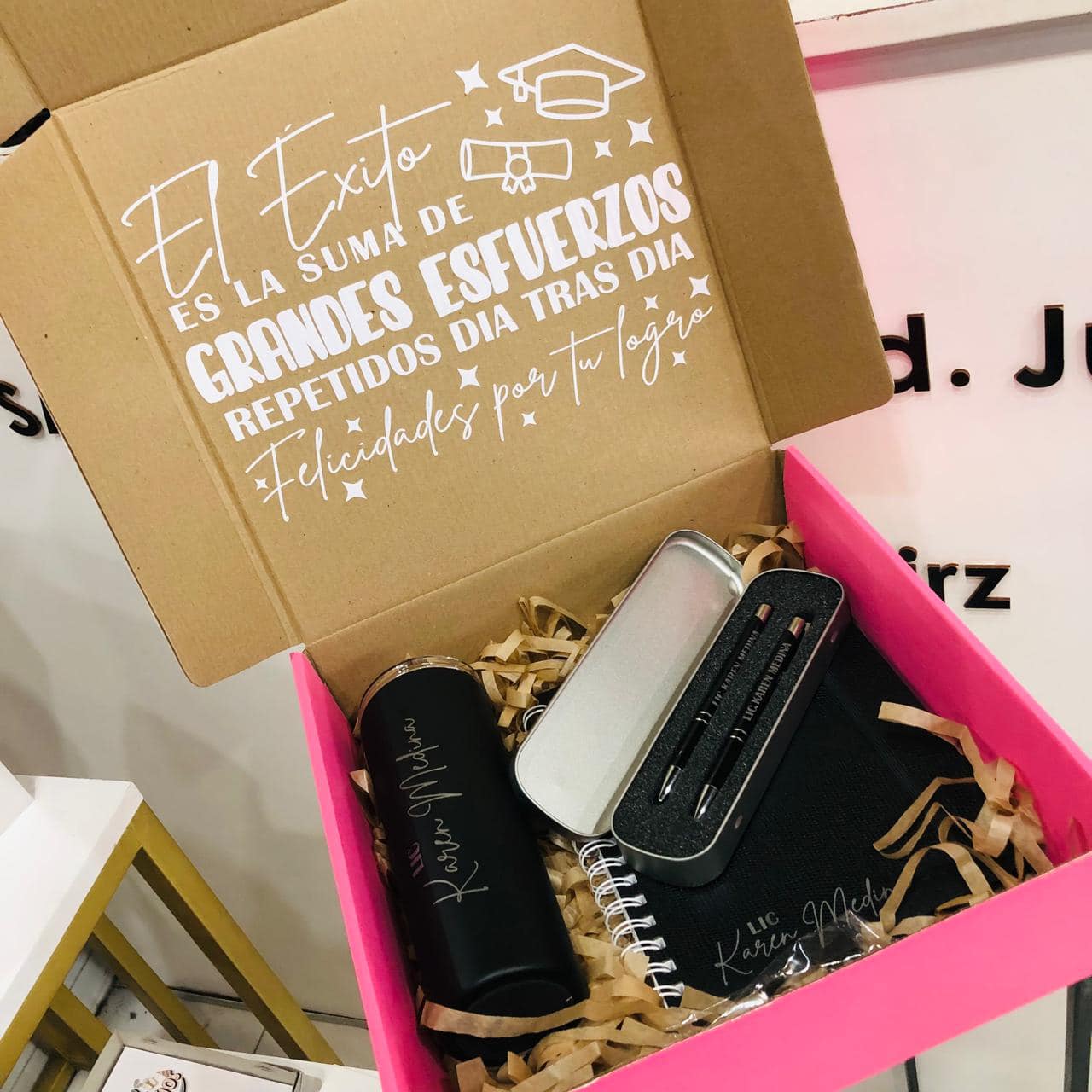 DSAGA Joyería & Regalos Facebook ad: Buscas algún regalo personalizado para el fin de…