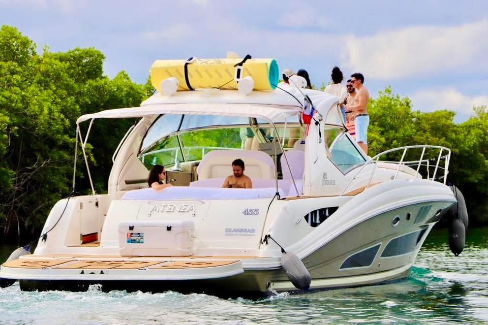 Yates Gutierrez Facebook ad: ¡Escápate a Isla Mujeres en un yate de…