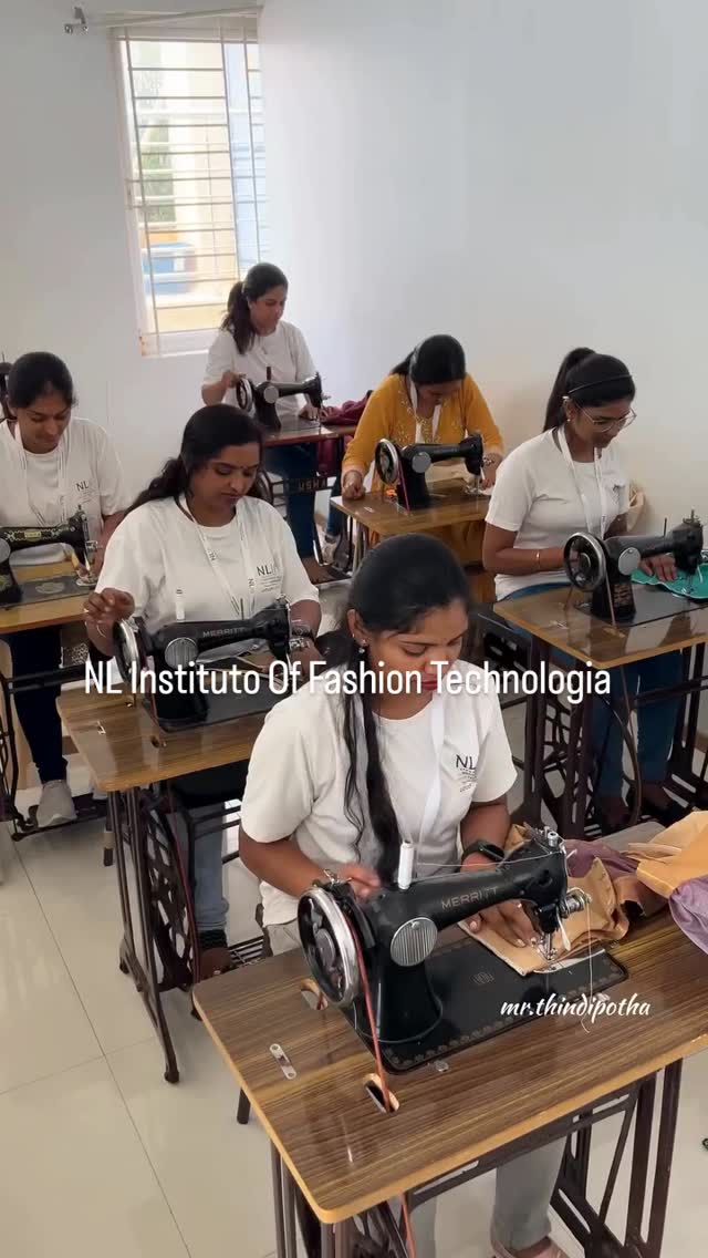 NLift Instituo Fashion Tecnologia Facebook ad: Open Your Own Boutique In just 6 Months.!