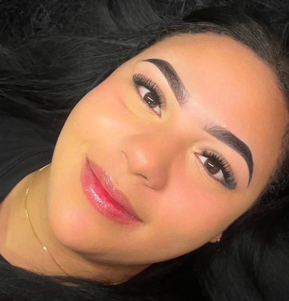 YRA Studio Facebook ad: Pestañas y cejas hermosas y perfectas aquí con…