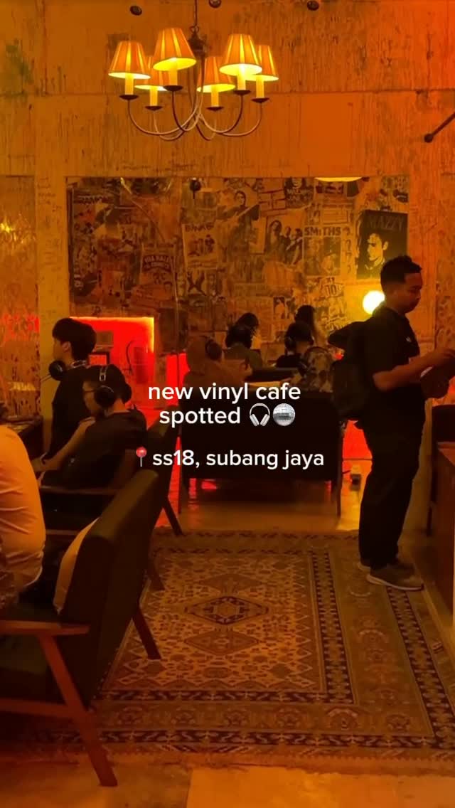 Eternyl Vinyl Café Facebook ad: Spot the difference?