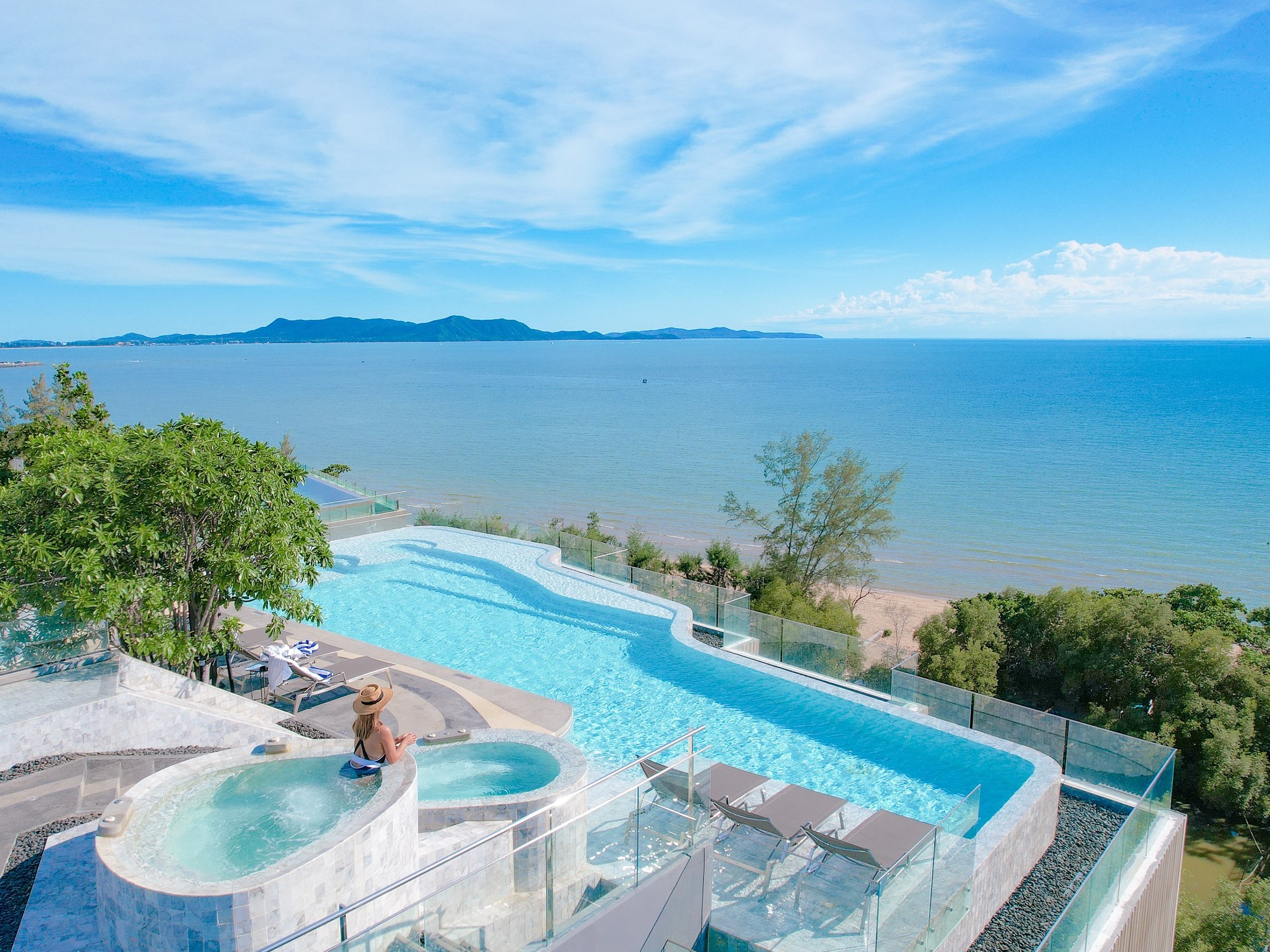 Bayphere Hotel Pattaya JC Facebook ad: Beach days. Sunset drinks.