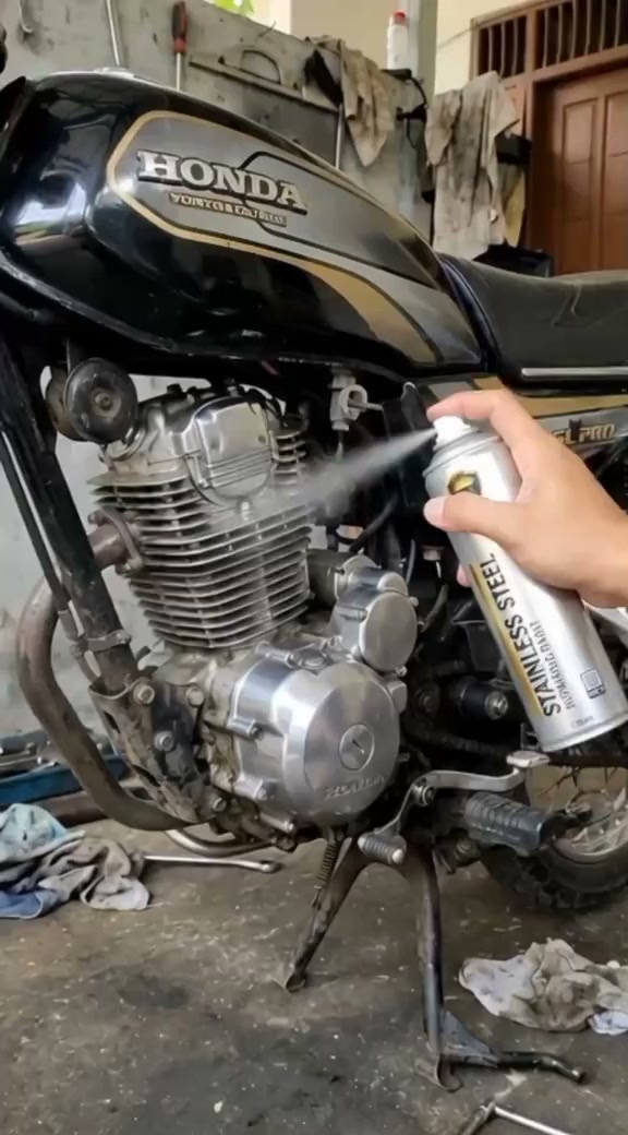 Fast Deal Facebook ad: Stainless Steel Repairing Spray Paint Rs. 1990/=