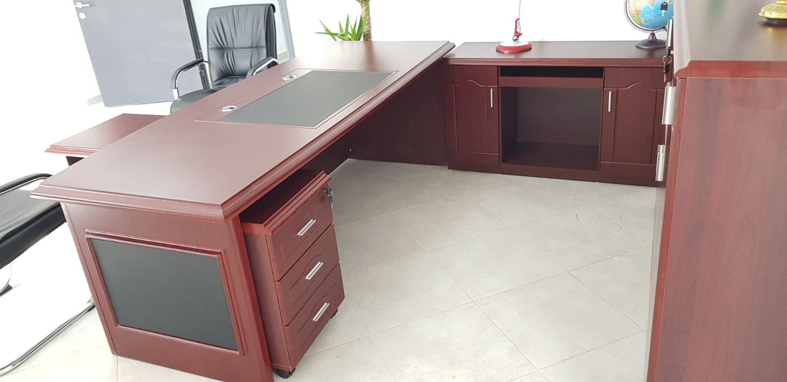 King Power Office Facebook ad: King Power Office leader de mobilier de bureau…