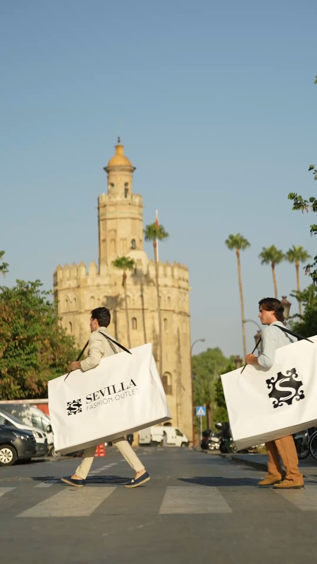 Sevilla Fashion Outlet Facebook ad: Algo está pasando en Sevilla Fashion Outlet.