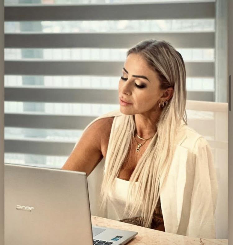 Tatiana Lenhardt Micropigmentadora Facebook ad: Sua autoestima está baixa?