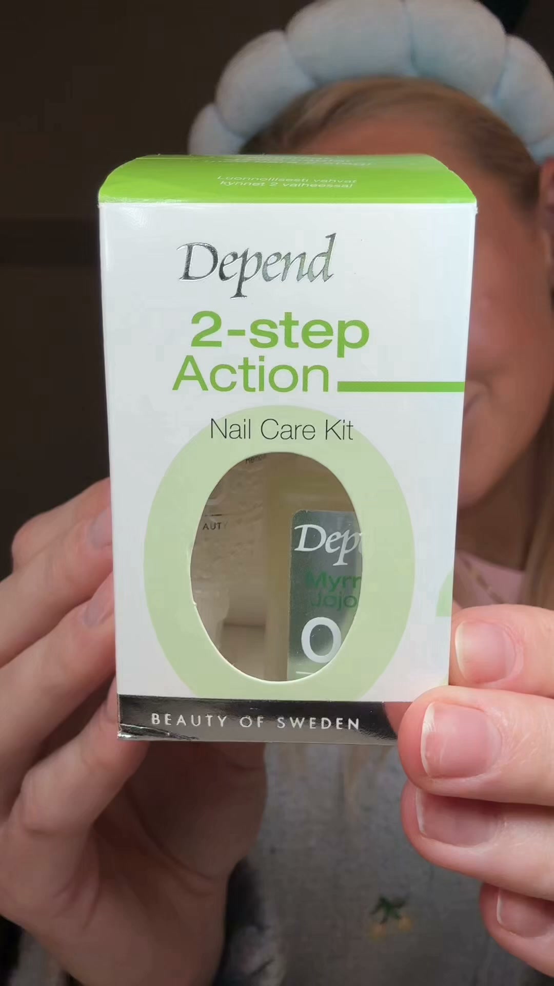 Depend Cosmetic Facebook ad: Säg hej till starkare naglar