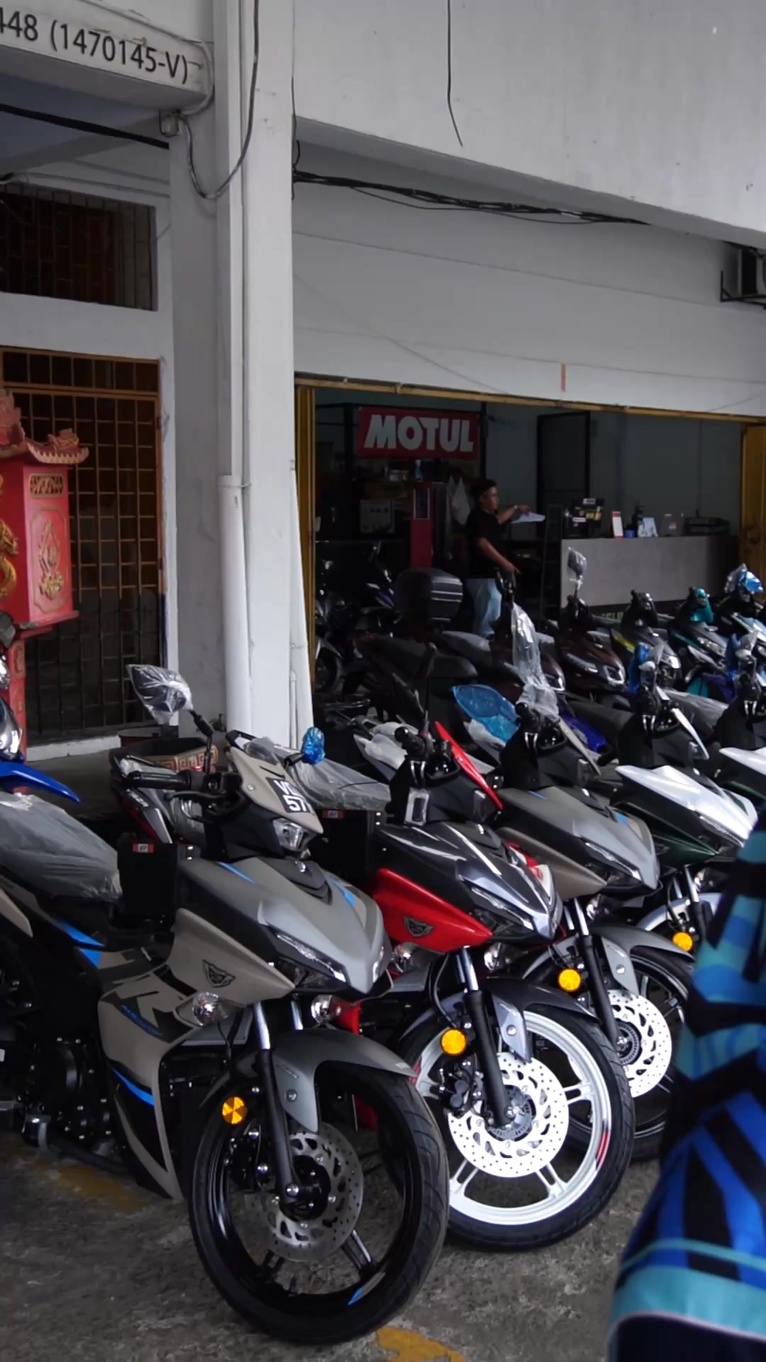 Motoworld online marketing Facebook ad: Chat with us