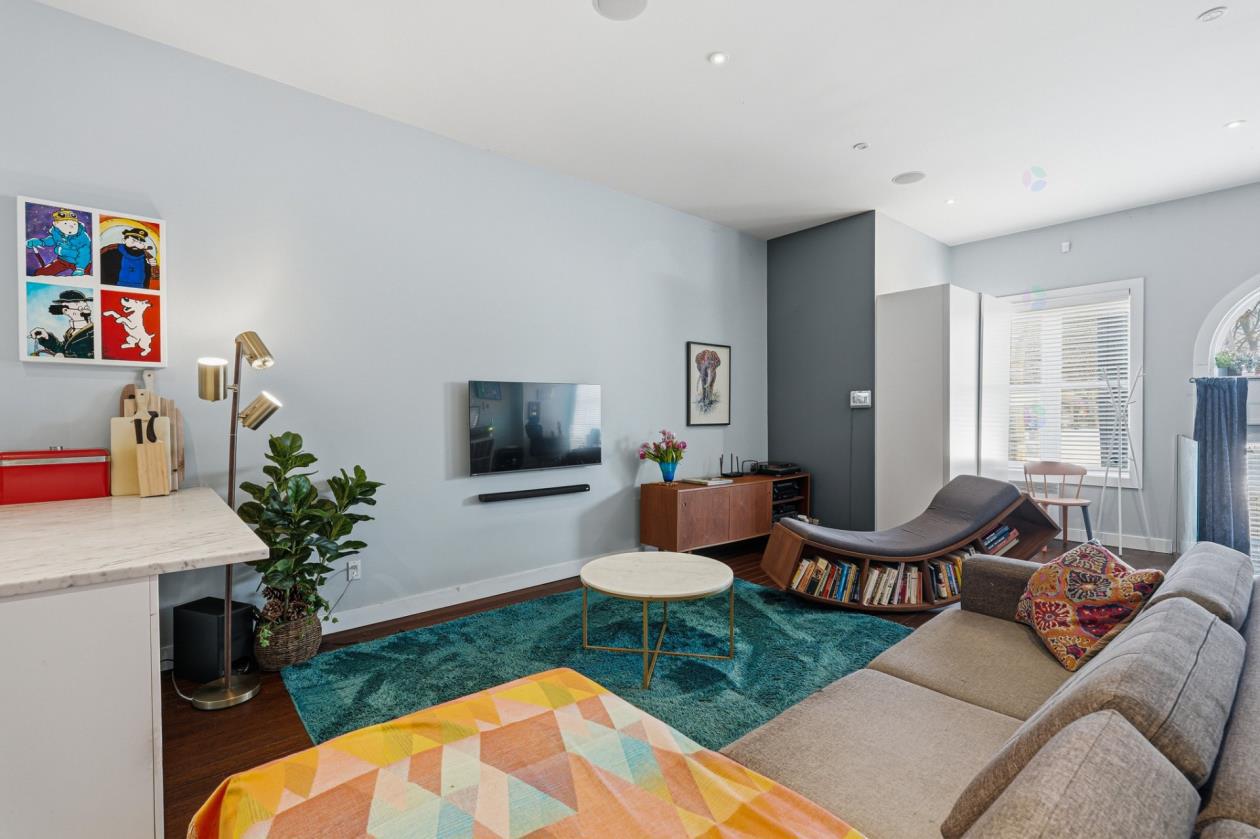 Engel & Völkers Montréal Québec Facebook ad: Le luxe à MONTRÉAL c'est 𝗘&𝗩!