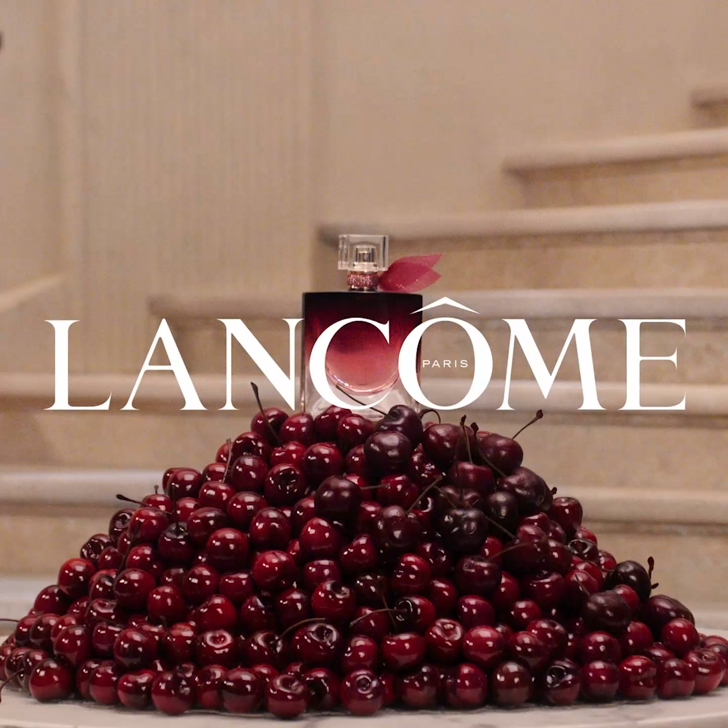 Lancôme Facebook ad: Noul parfum Very Cherry