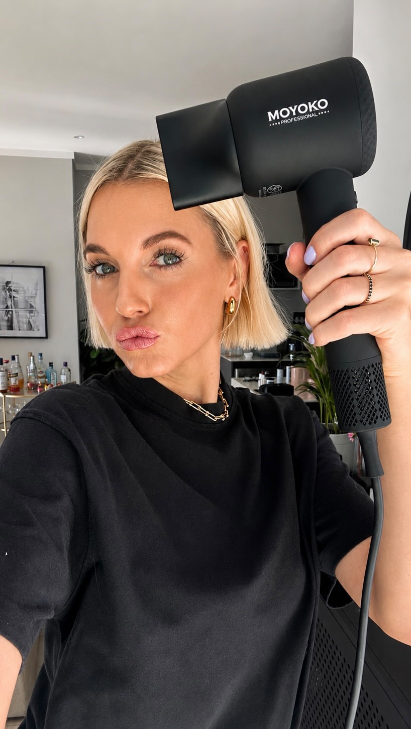 Leandie du Randt Facebook ad: GIVEAWAY ARIA E9 Hairdryer!
