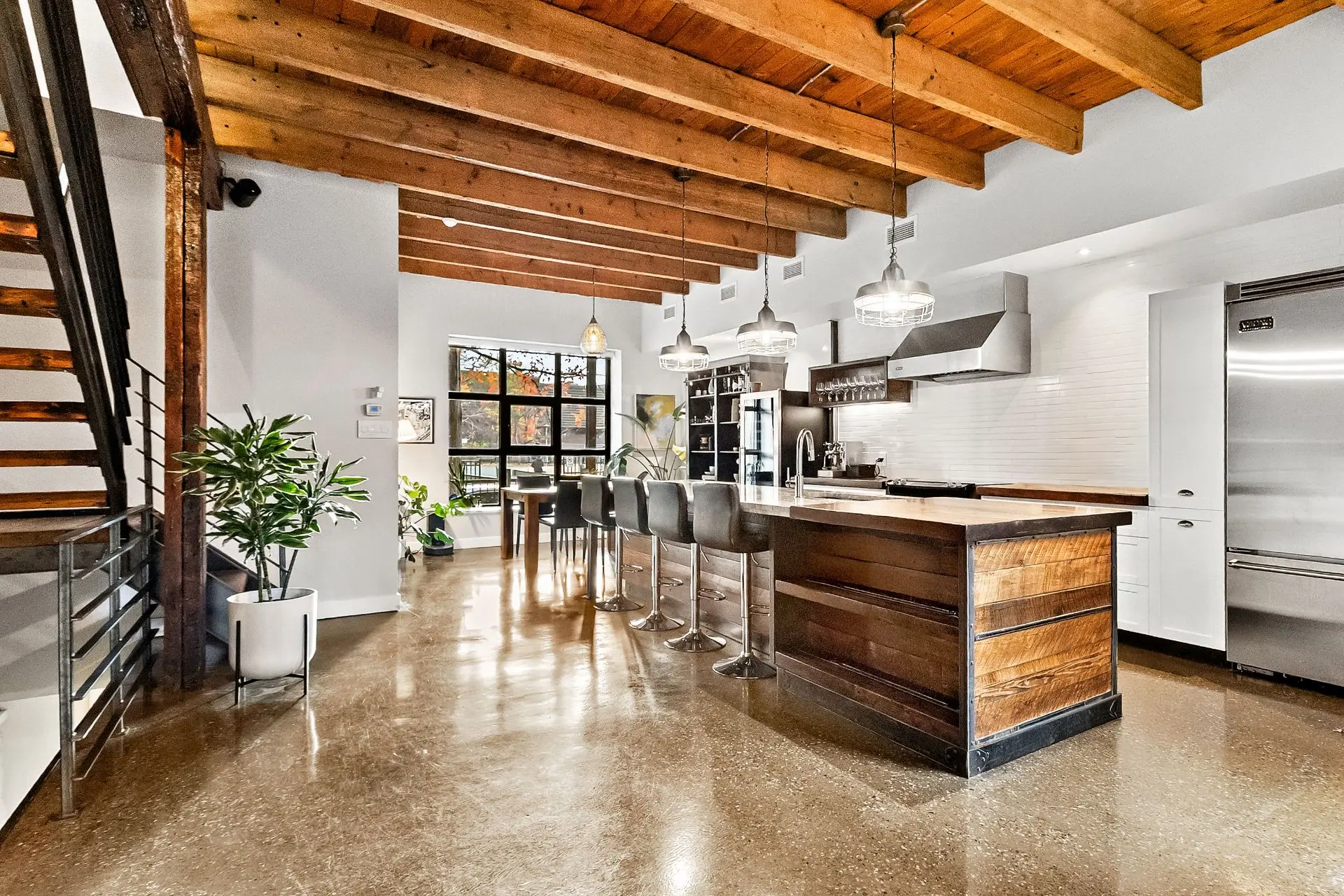 Engel & Völkers Montréal Québec Facebook ad: Le luxe dans le SUD-OUEST c'est 𝗘&𝗩!