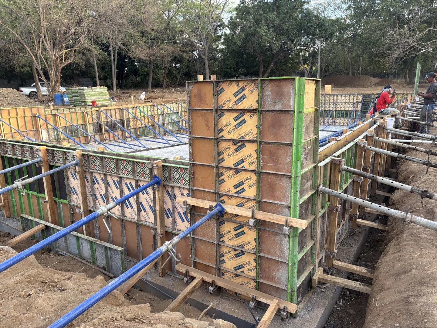 DICAS Construccion S.A. Facebook ad: Finalizando chorreado de concreto en paredes proyecto…