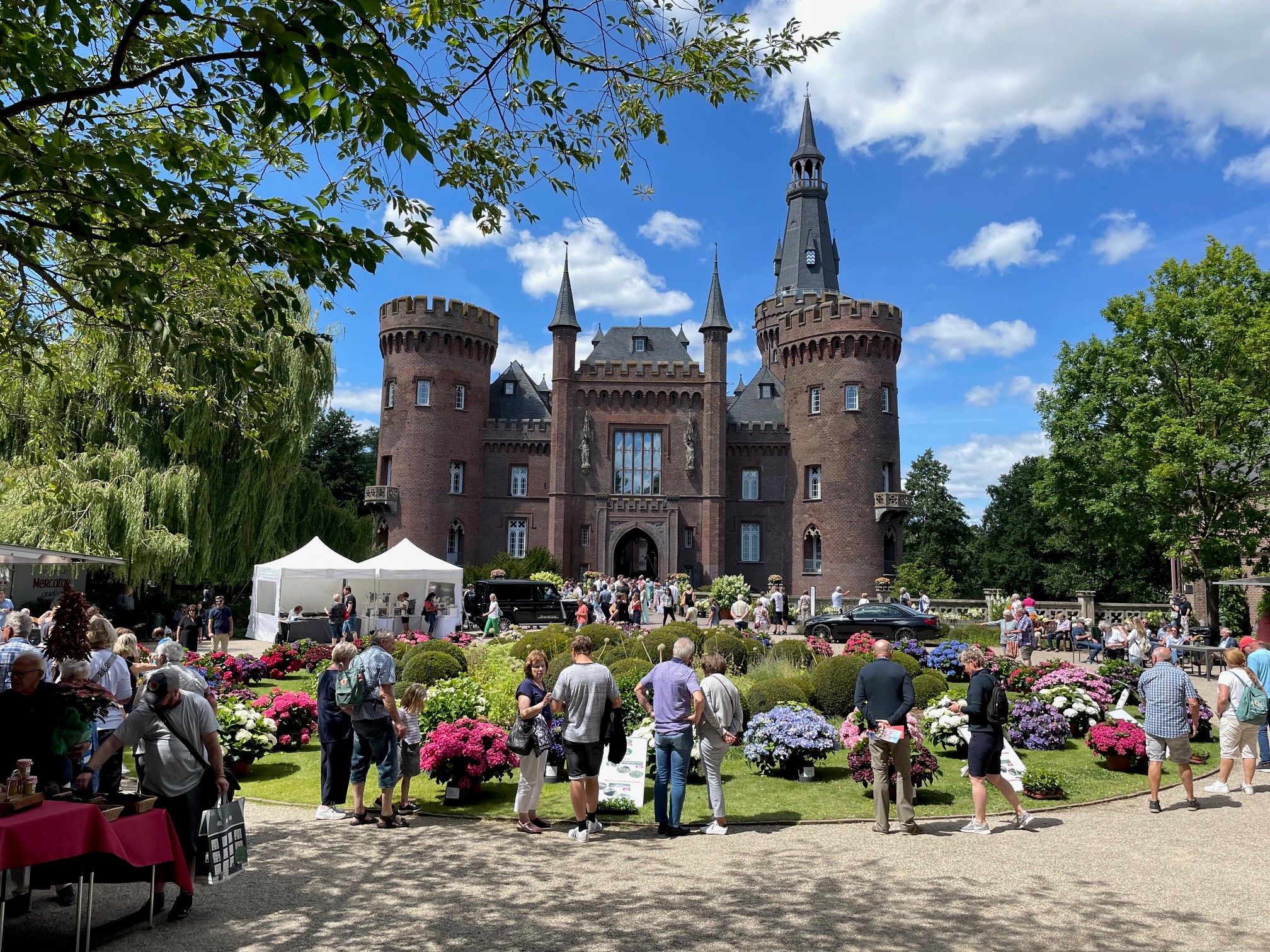 Schloss Partie Facebook ad: Frühlingspartie Garten Leben Schloss Moyland