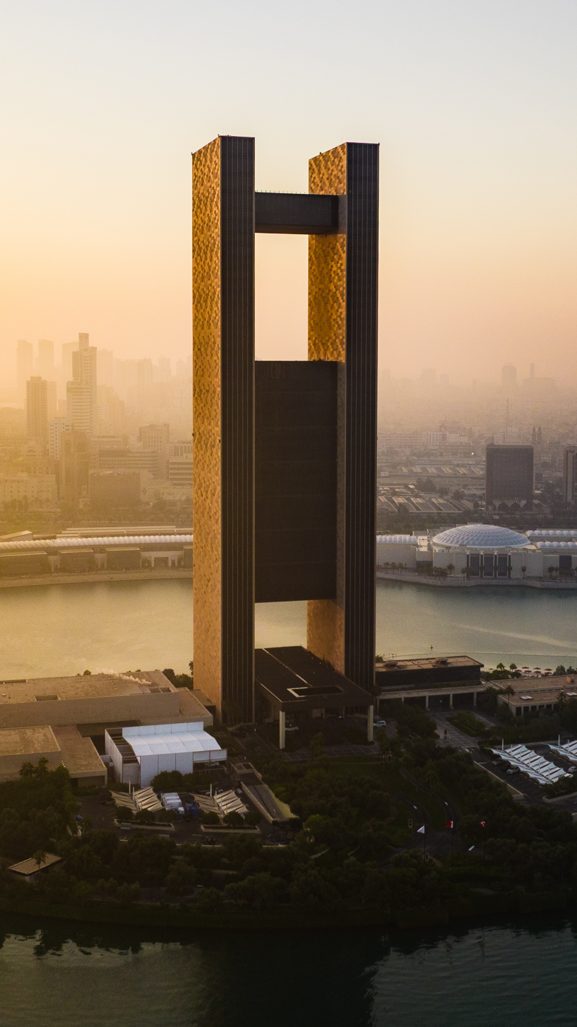 Four Seasons Hotel Bahrain Bay Facebook ad: Bahrain residents enjoy a privileged accommodation offer…