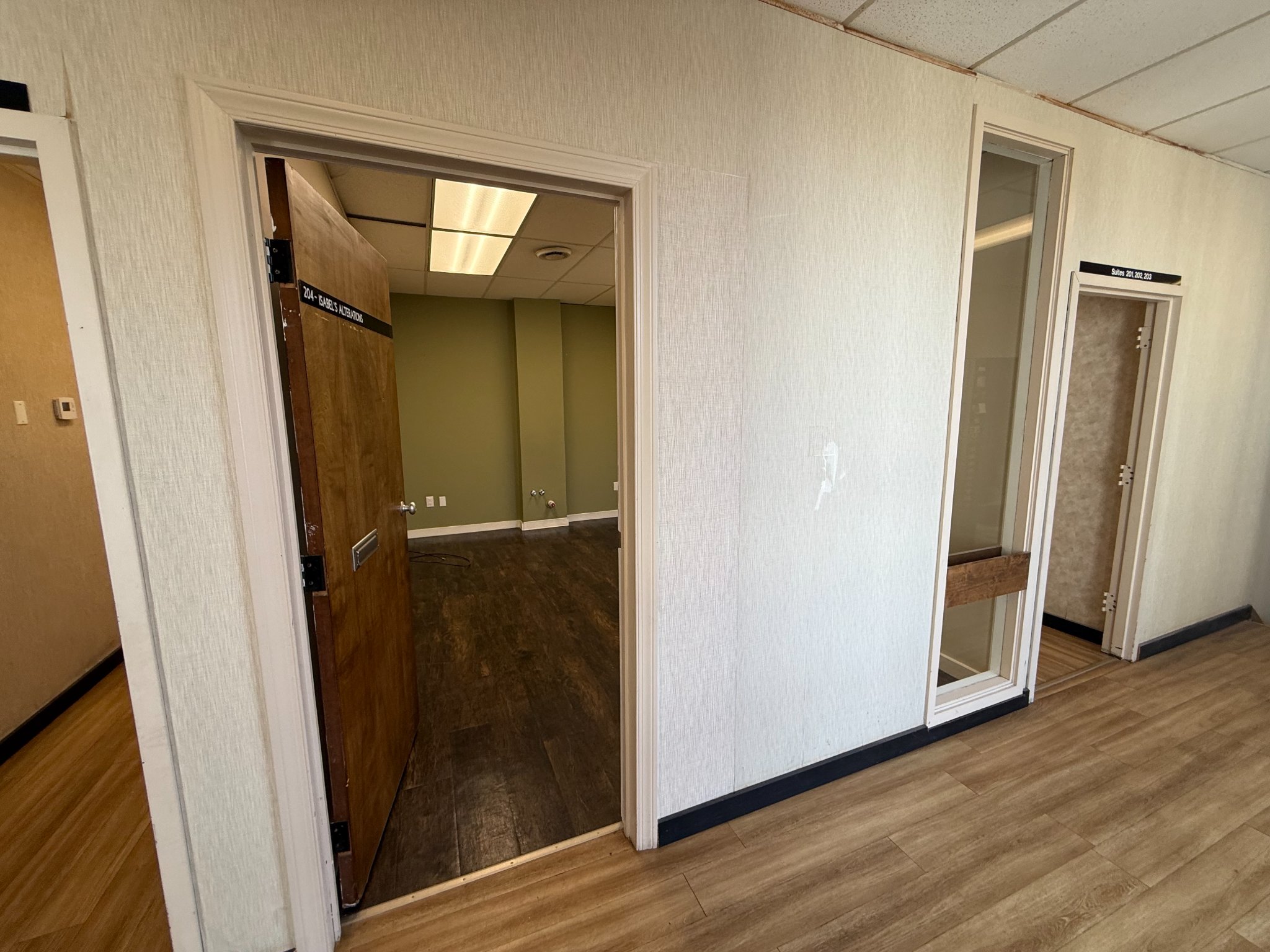 Diego Kirsch Facebook ad: 154 sqft Single room Salon suite with water hookup for…
