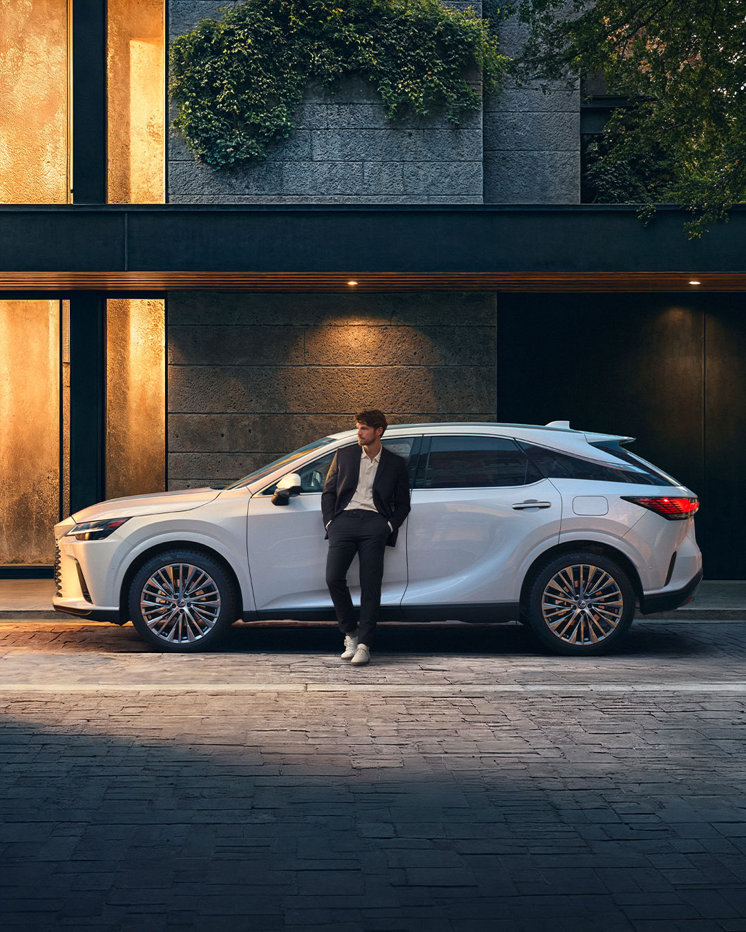 Lexus Facebook ad: Im Lexus RX verschmelzen Komfort und Kontrolle zu…