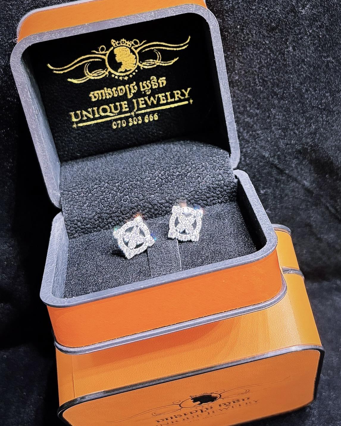 ហាងពេជ្រ យូនិក Unique Jewelry Facebook ad: Chat with us