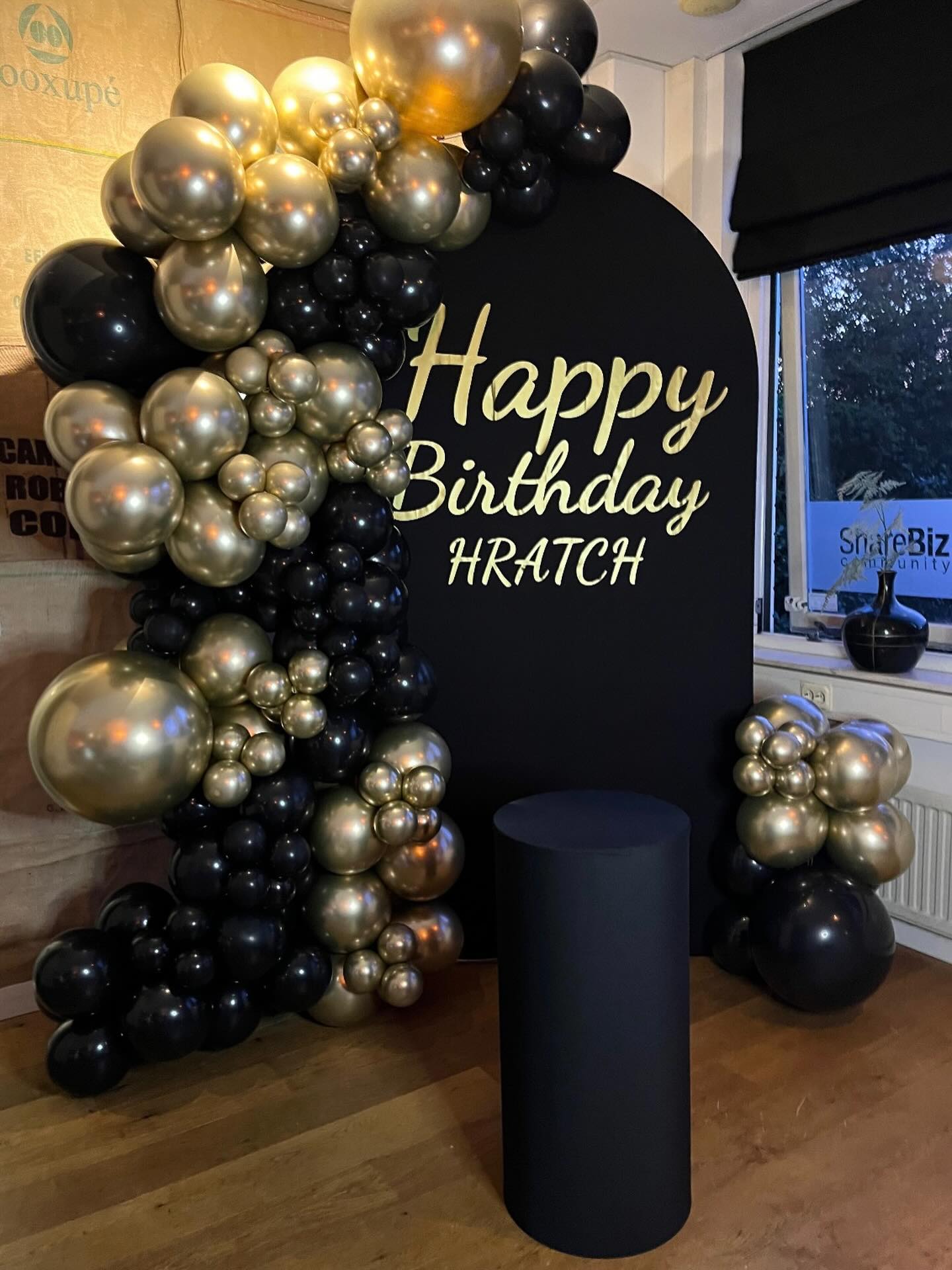 Timetocelebratenl Facebook ad: A birthday celebration in black and elegant gold
