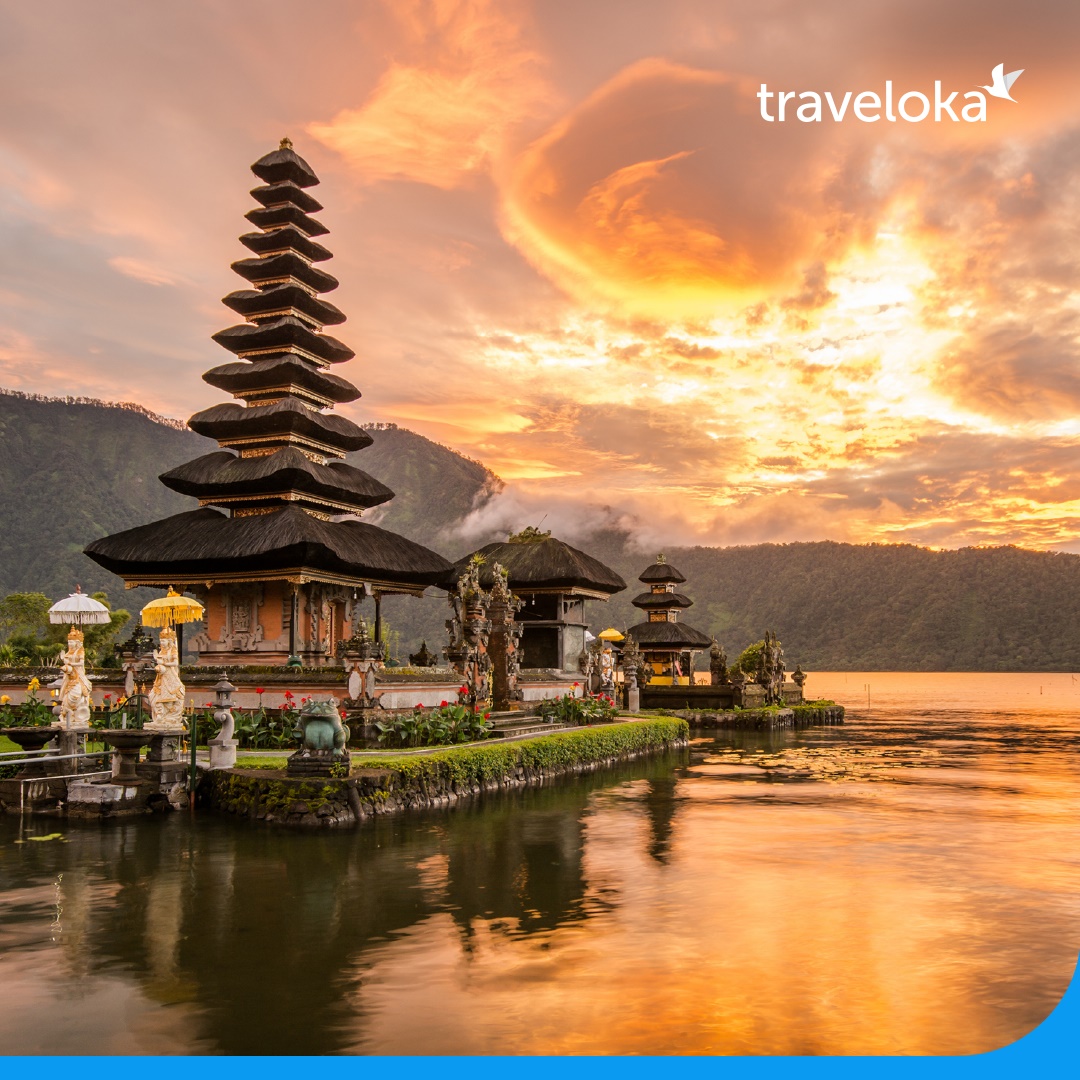 Traveloka Vietnam Facebook ad: Đặt vé máy bay dễ dàng, giá siêu…