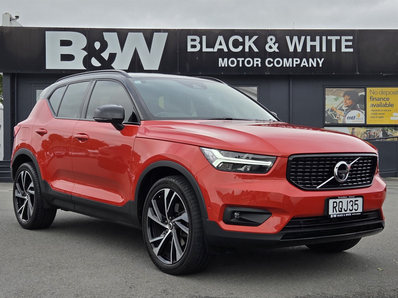 Black & White Motor Company Facebook ad: 2021 Volvo Xc40 T5 AWD R-DESIGN 2.0P