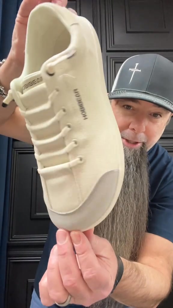 Hobibear.com Facebook ad: Join Barefoot Revolution!