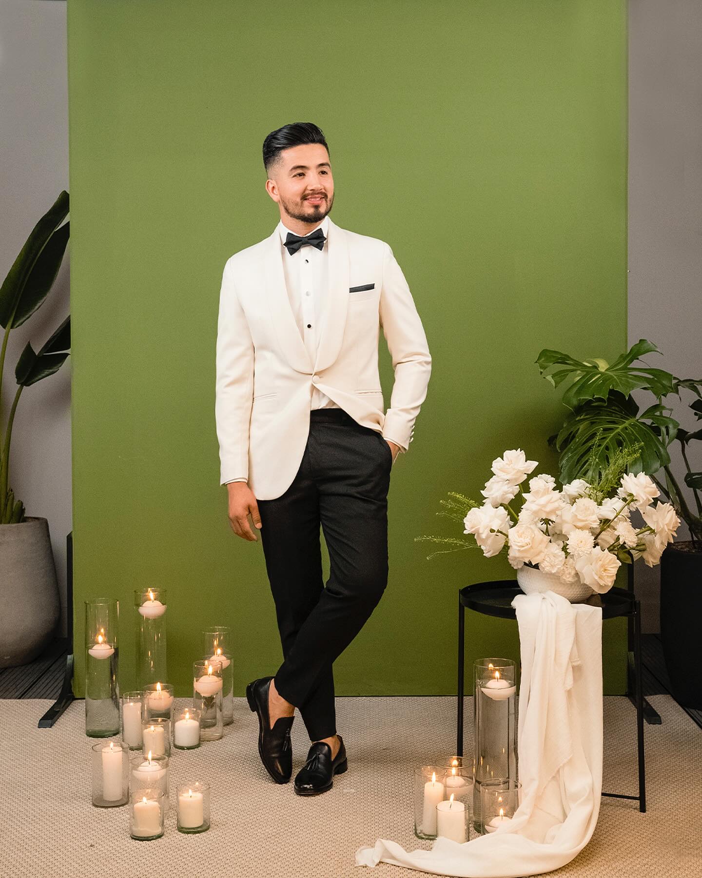 Joaquin - Moda masculina Facebook ad: Un smoking tropical es una combinación de un…