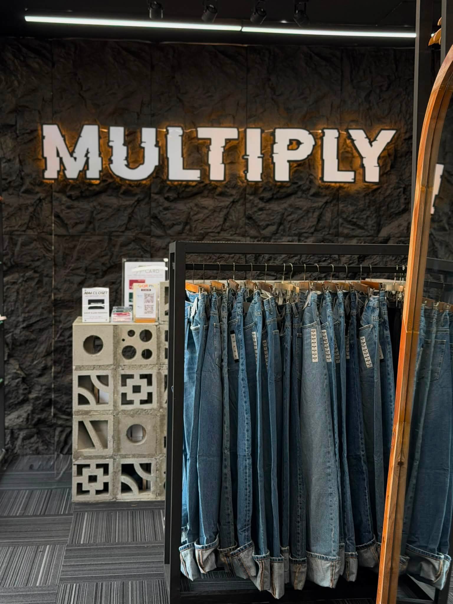 Multiply Apparel - Malolos City Facebook ad: ๐๐ฃ๐ฃ๐๐ฅ๐๐ ๐ฆ๐ง๐ข๐ฅ๐ ๐๐ก ๐ ๐๐๐ข๐๐ข๐ฆ ๐๐๐ง๐ฌโฆ