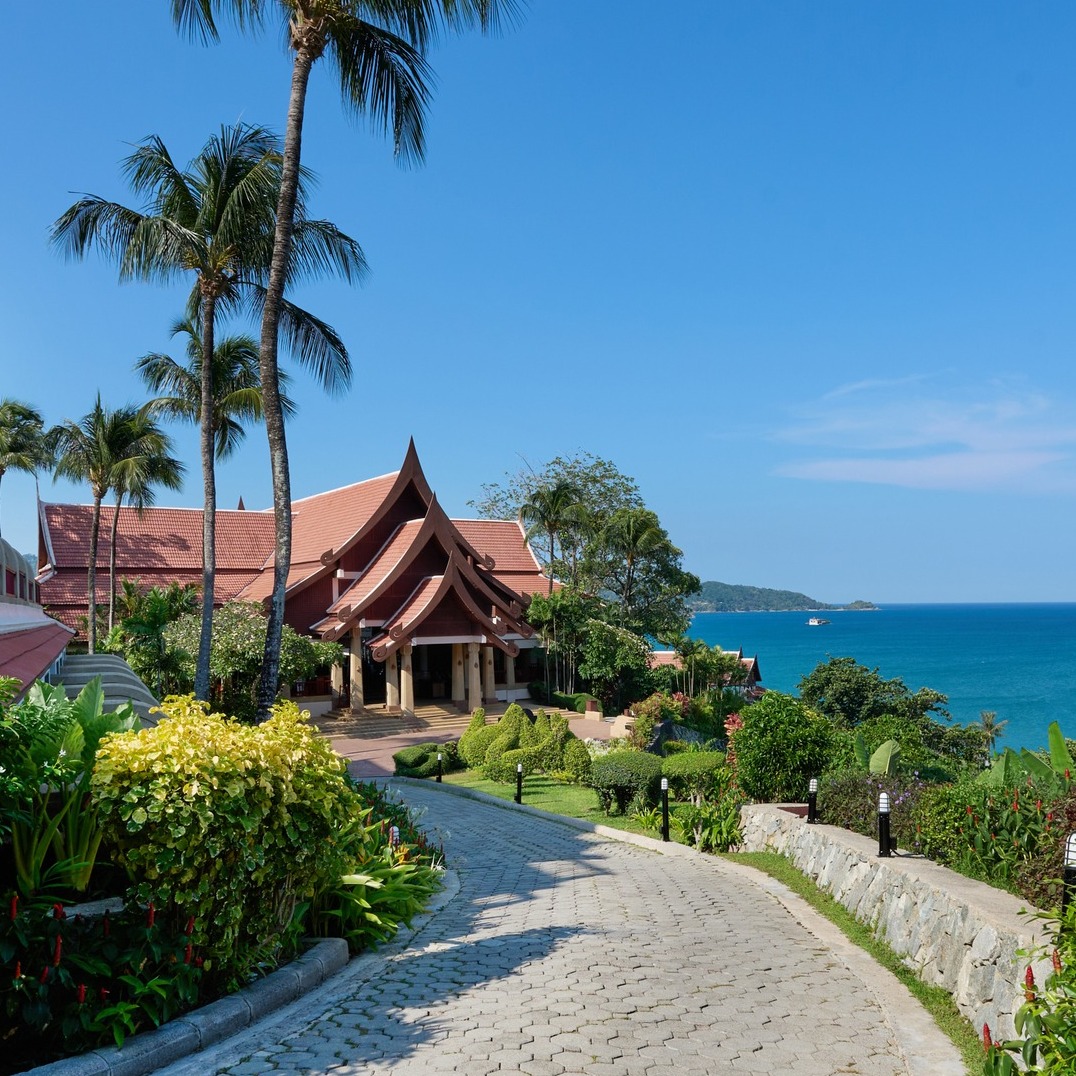 Novotel Phuket Resort Facebook ad: ๐๐ก๐๐ซ๐ ๐ฅ๐ฎ๐ฌ๐ก ๐ญ๐ซ๐จ๐ฉ๐ข๐๐๐ฅ ๐ ๐๐ซ๐๐๐ง๐ฌโฆ