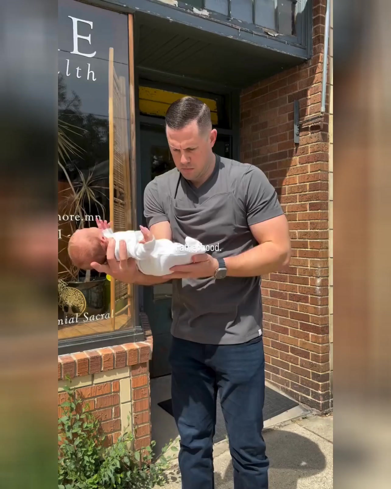 Beelaunch Store Facebook ad: Baby Carrier Shirt for Dads