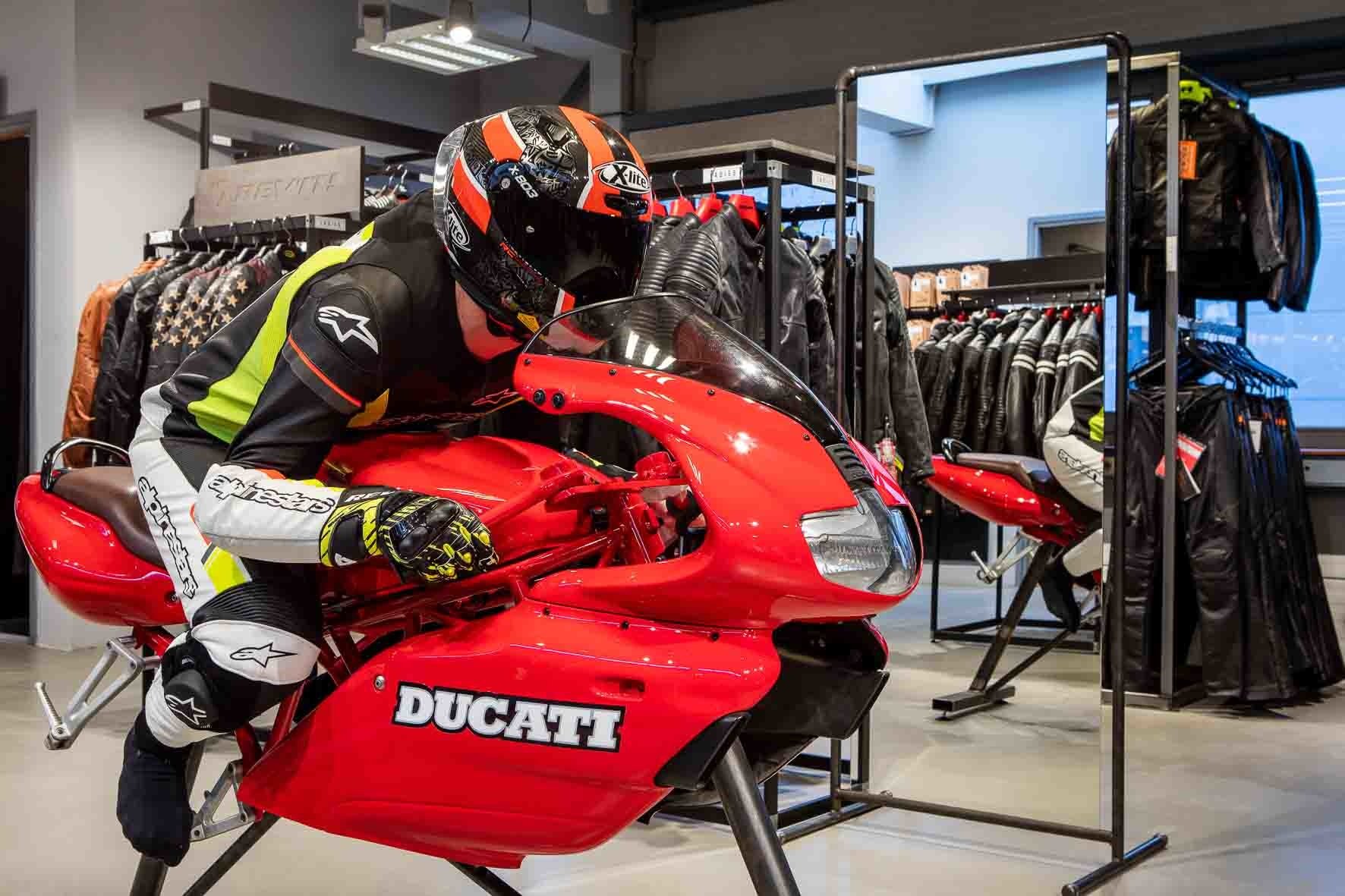 Biker Outfit Facebook ad: Kom eens langs!