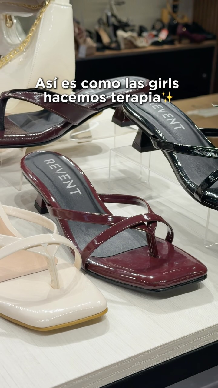 Revent Calzado Facebook ad: La que hace terapia: comprar zapatos nuevos.