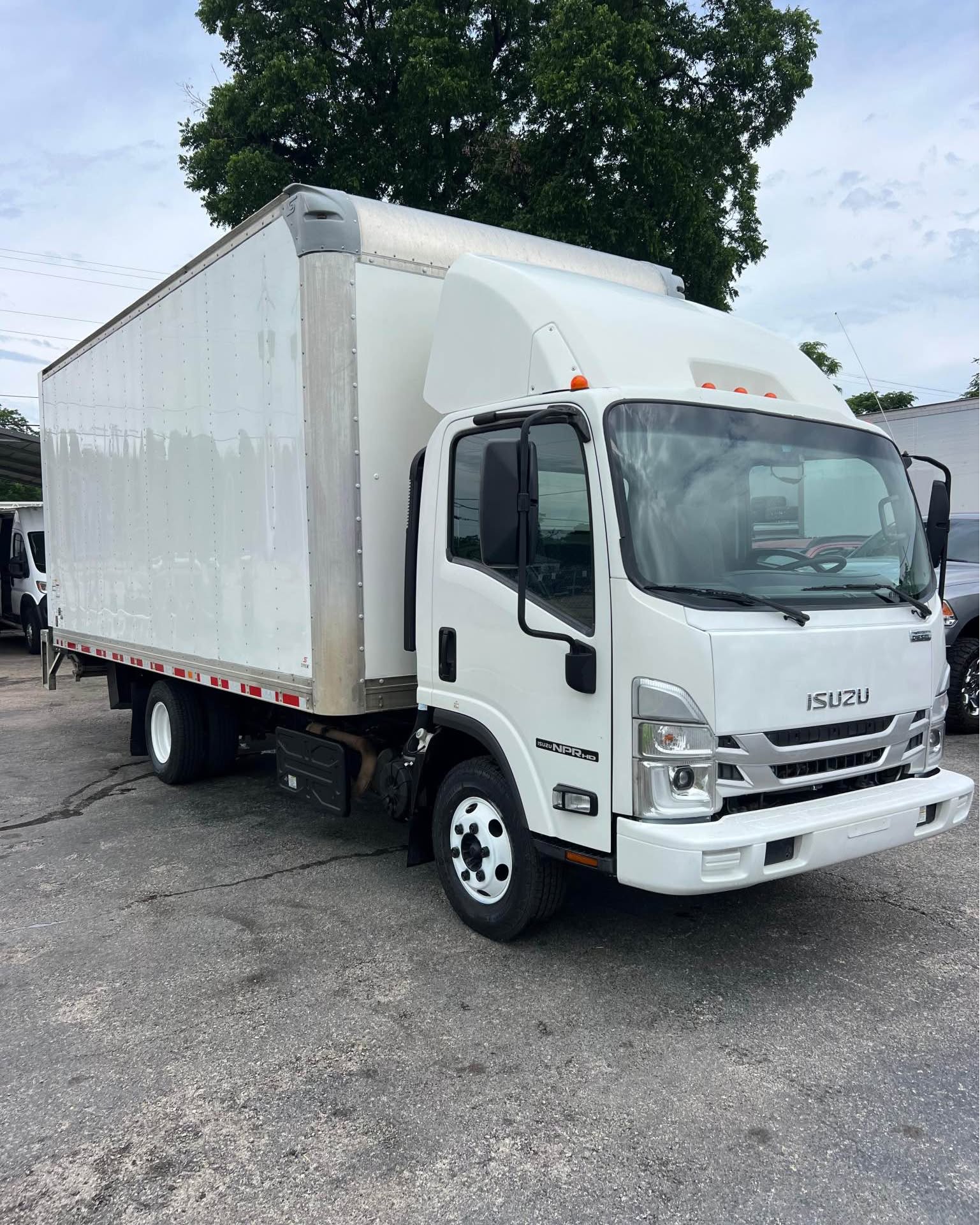 Estefania Fontana Facebook ad: 2023 Isuzu NPR · BOX TRUCK 18FT