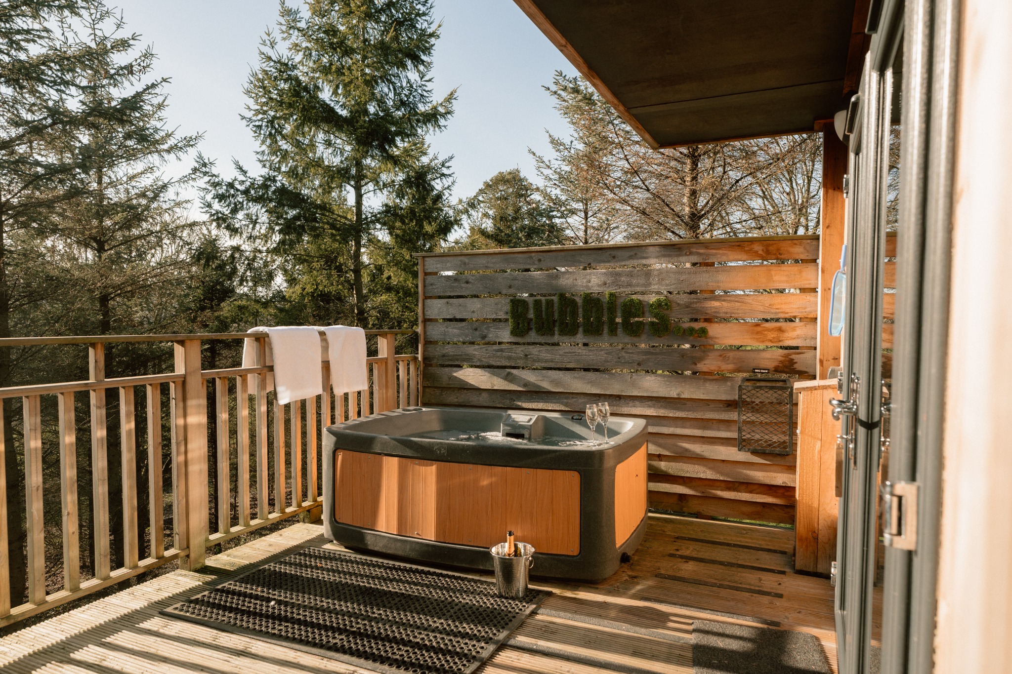 Solid Luxury - Balmeadowside Lodges Facebook ad