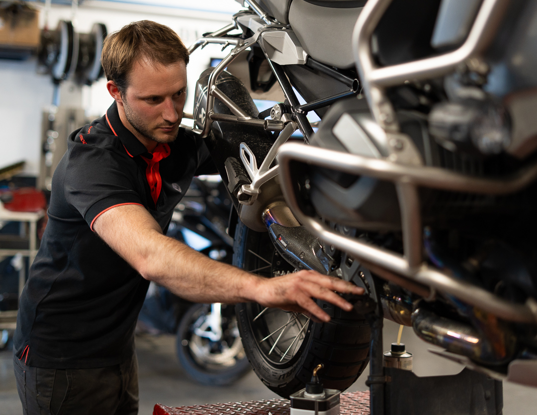 MotoWerk-Libourne Facebook ad: Atelier moto indépendant spécialisé BMW à Libourne.
