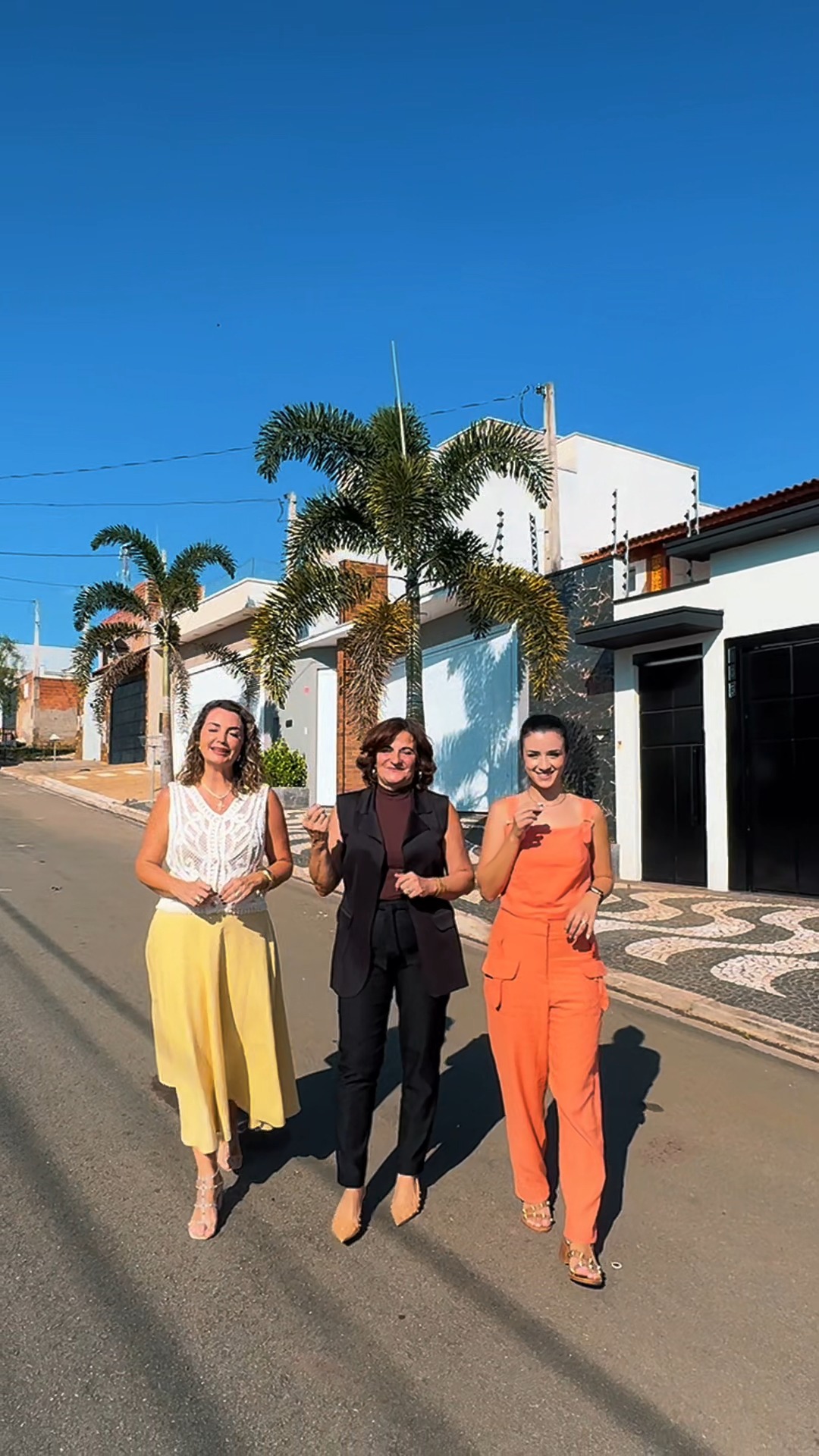 CRTZ Imóveis Facebook ad: Já imaginou morar em um bairro seguro, moderno…