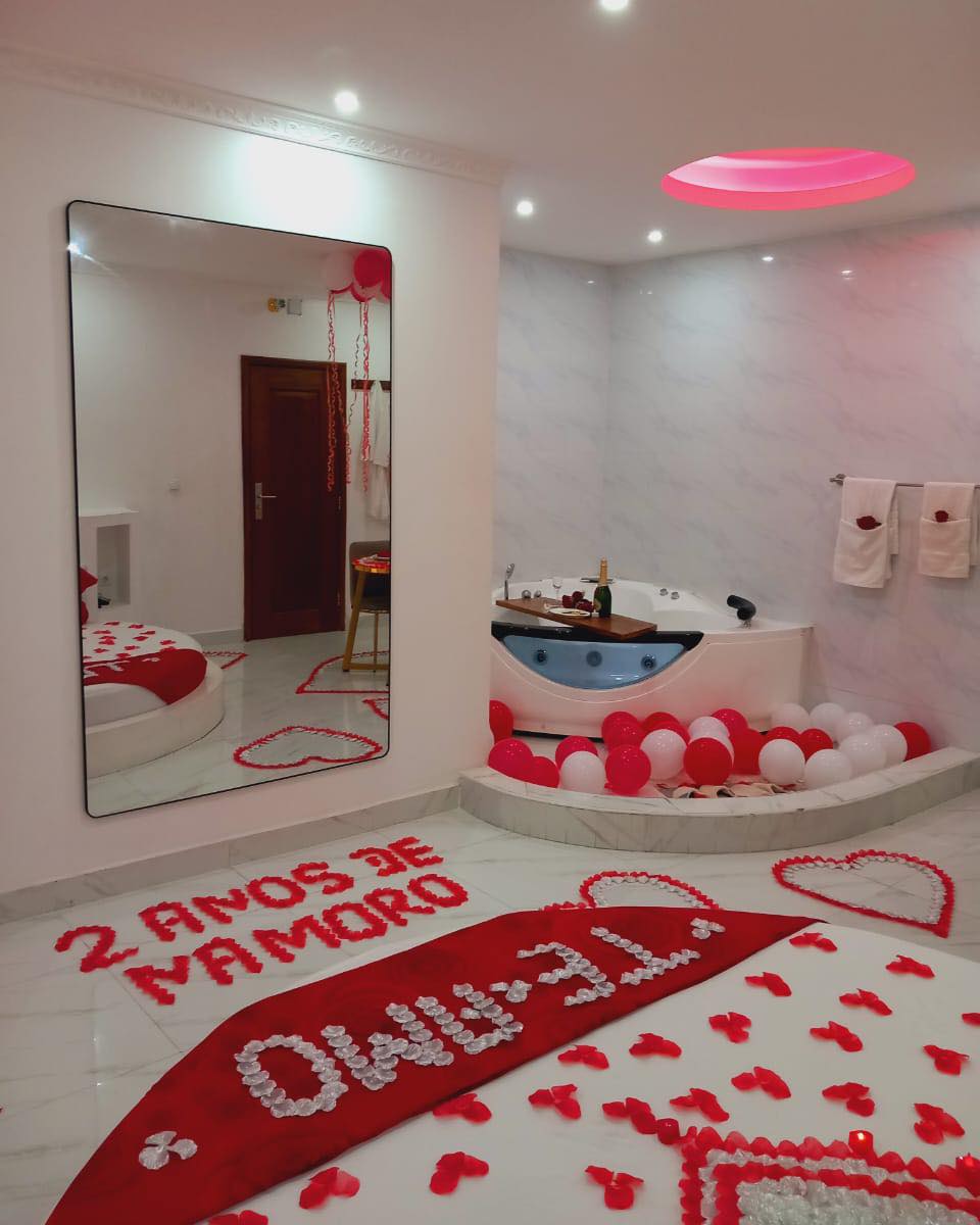 Hospedaria KK2 Facebook ad: Suites decoradas, com champanhe e banho de espuma…