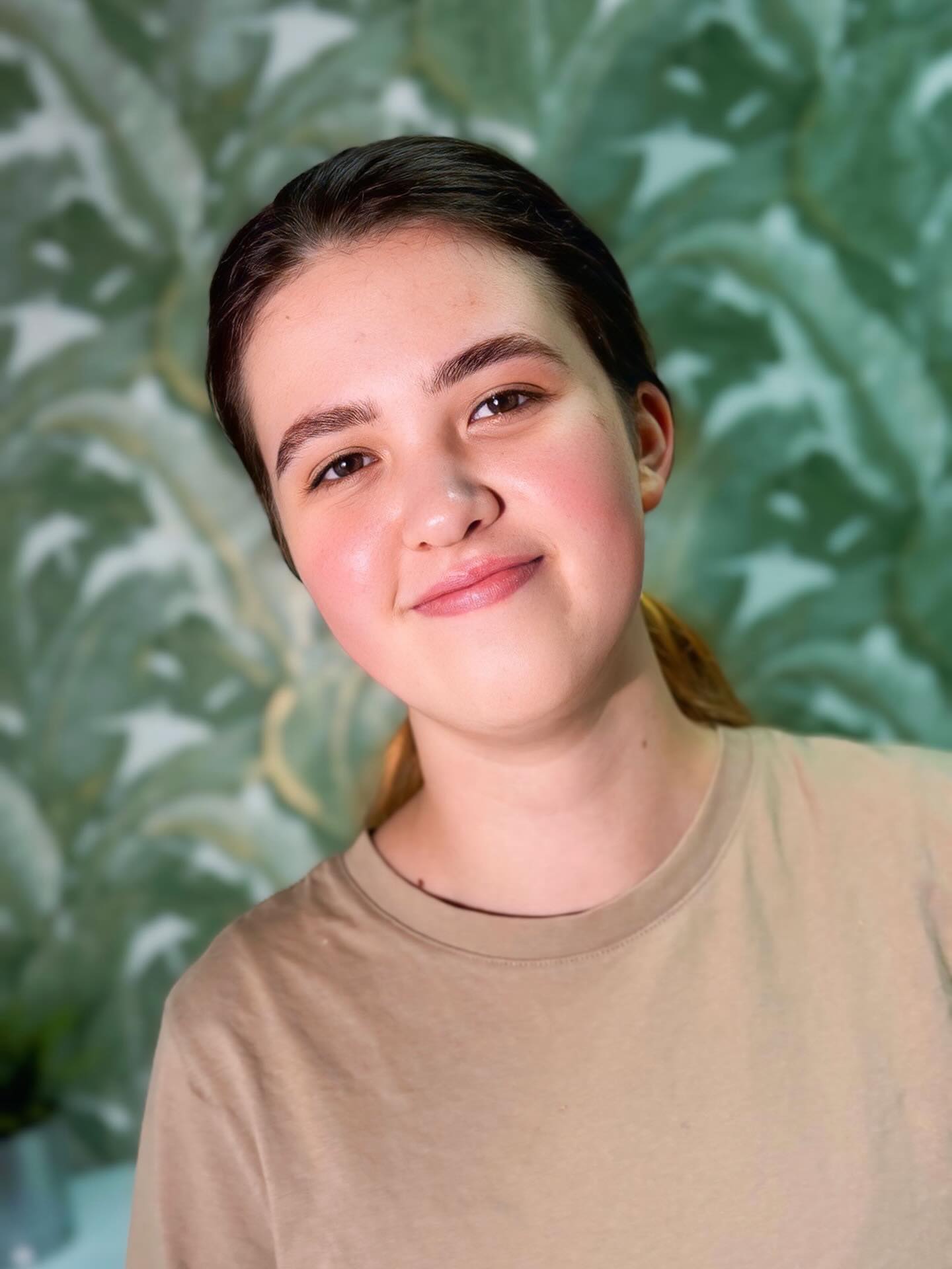 Skybeauty Valencia Facebook ad: When I was younger, I overplucked my brows…