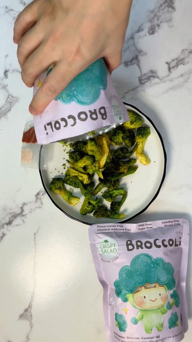 Crispy Salad Facebook ad: Buka bungkusnya, tuang ke piring, dan… lihat sendiri…