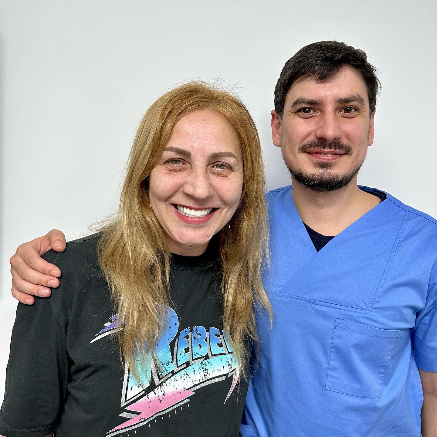 Dentist Crangasi - Bucuresti - Remis Constantin Facebook ad: Lucrare fixa definitiva 9500 ron pe 4 implanturi