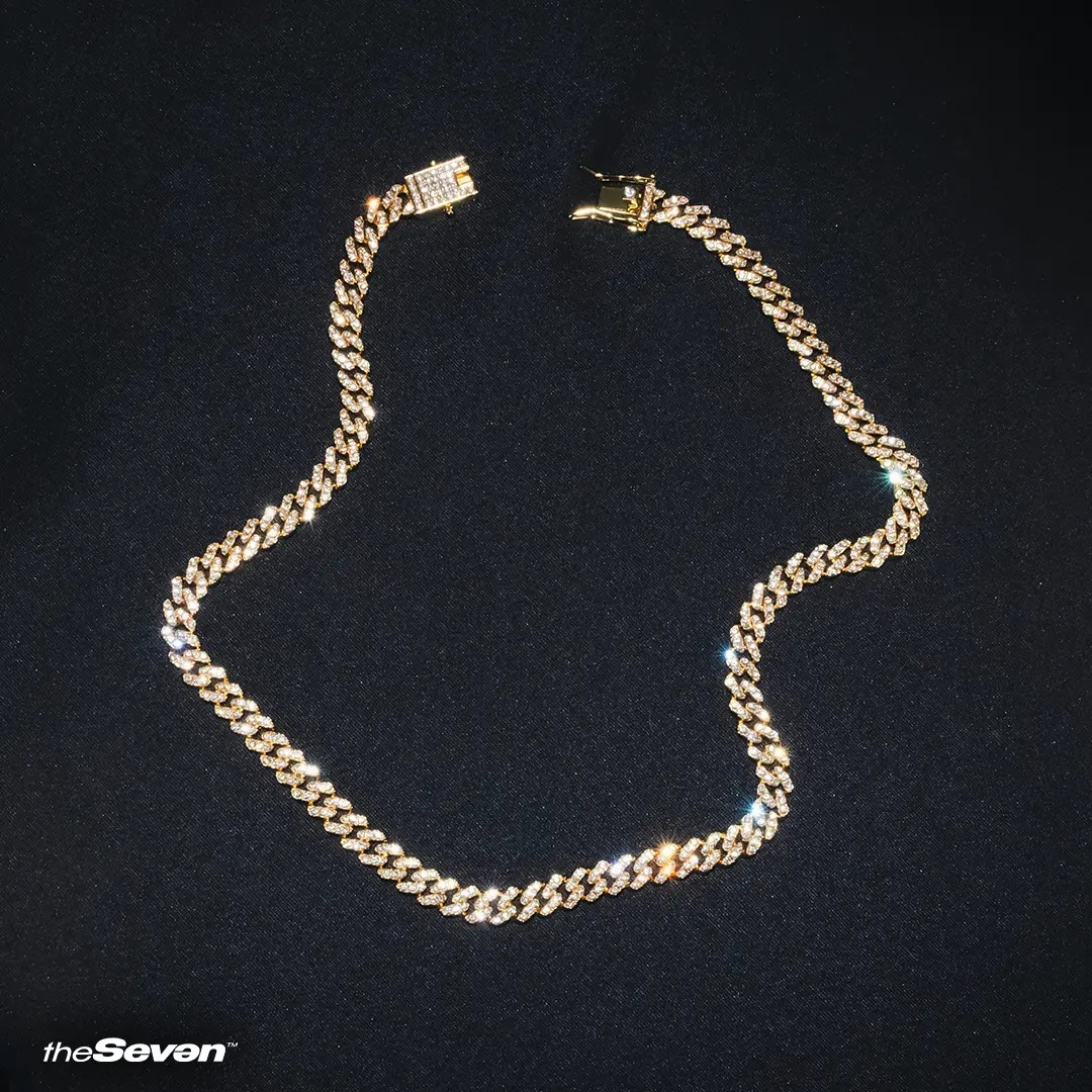 Seven Jewellery Facebook ad: The Seven ile ışılda.