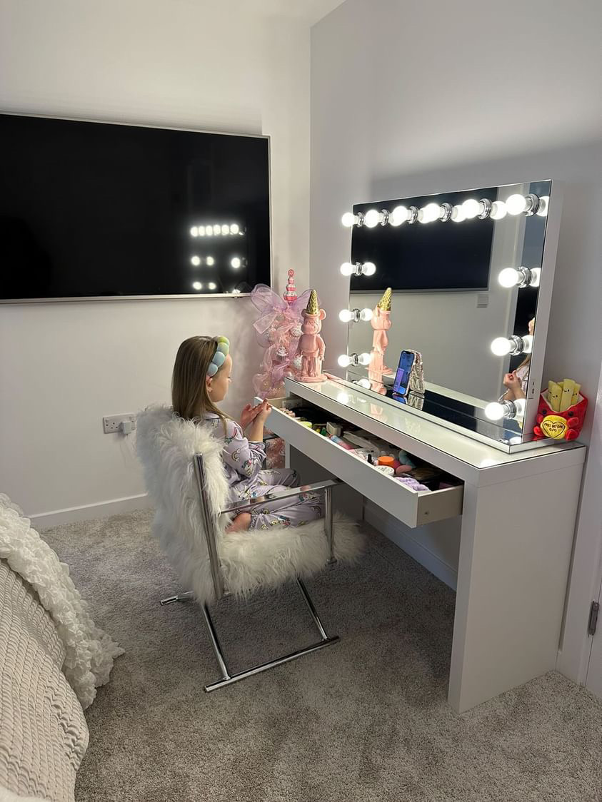 Hollywood Mirrors Facebook ad