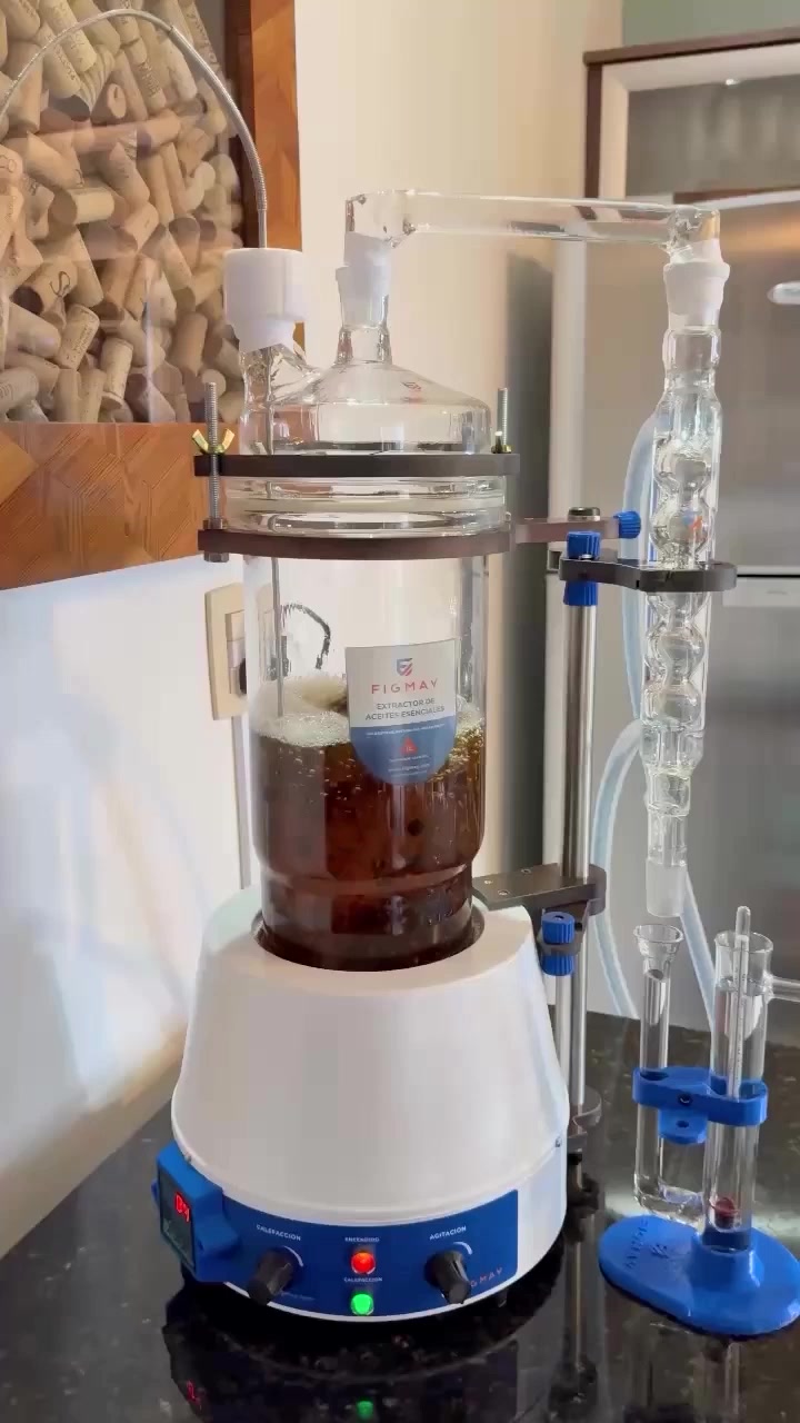 Figmay Facebook ad: Destilación de GIN con el equipo DestiLab de Figmay