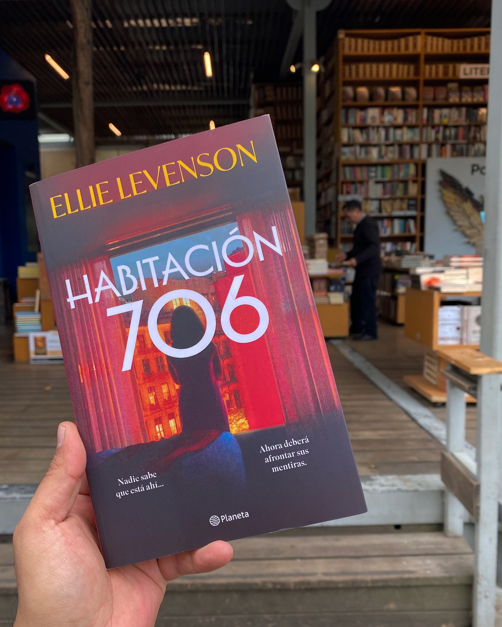 Planeta de Libros México Facebook ad: ¿Cuál es el peor lugar para estar escondida?