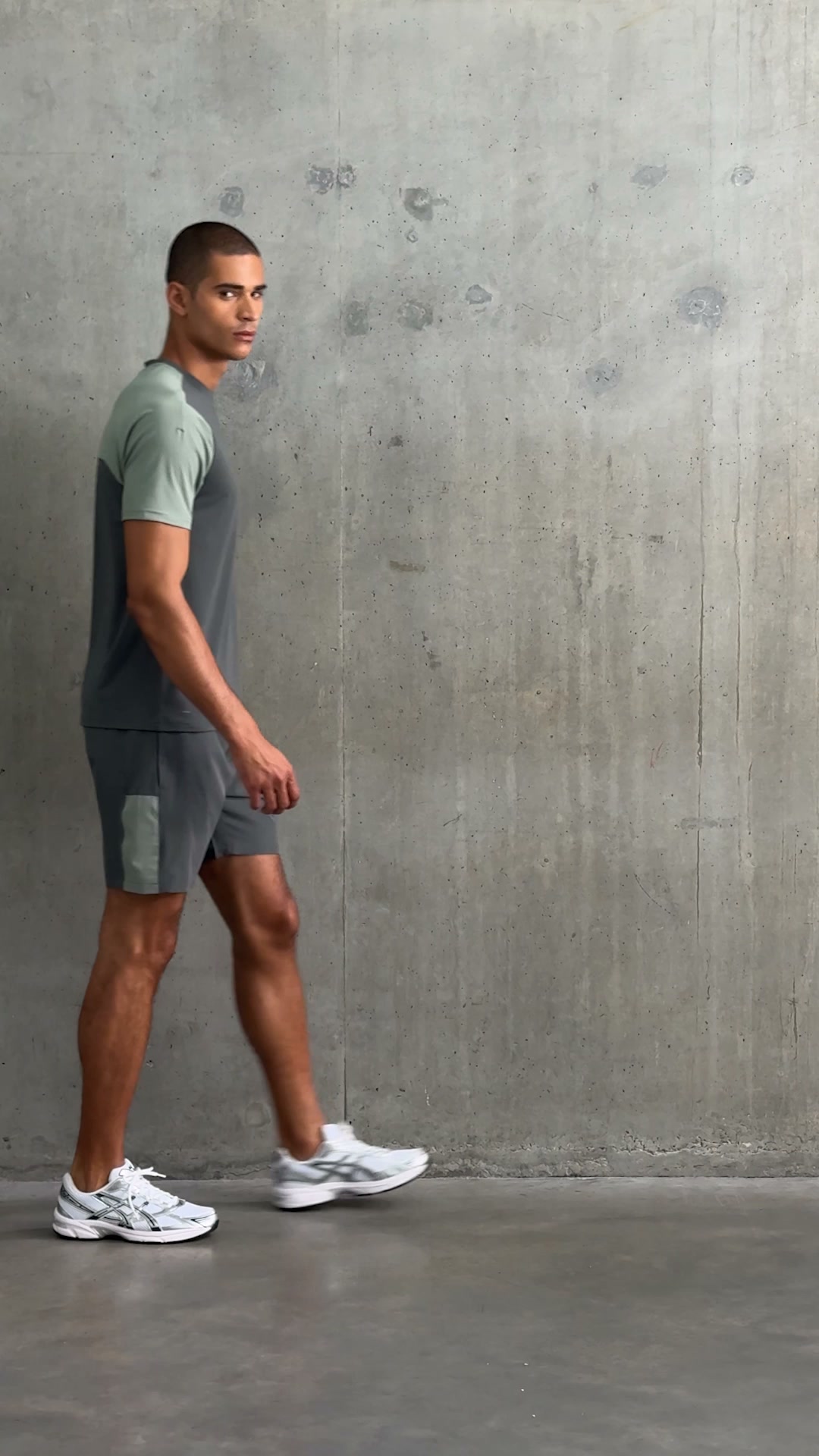 Arne Facebook ad: Hybrid Mesh T-Shirt in Mid Grey